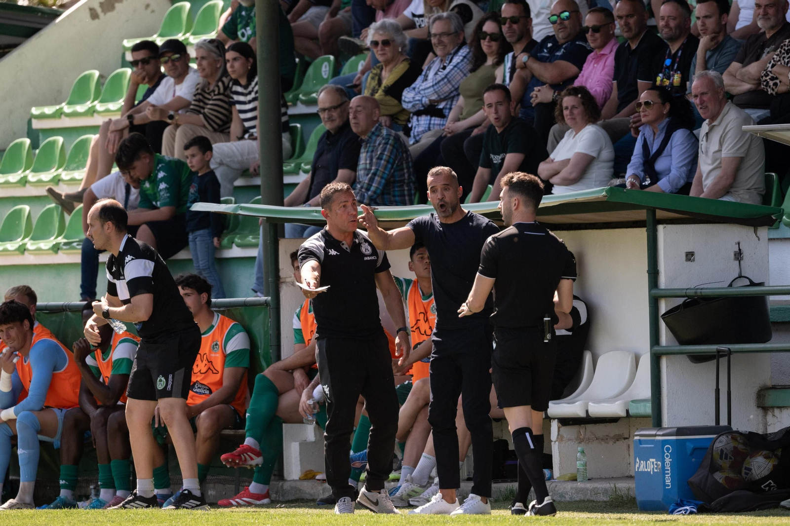 Galería | La afición sigue animando y llenando Espiñedo para apoyar al Arenteiro