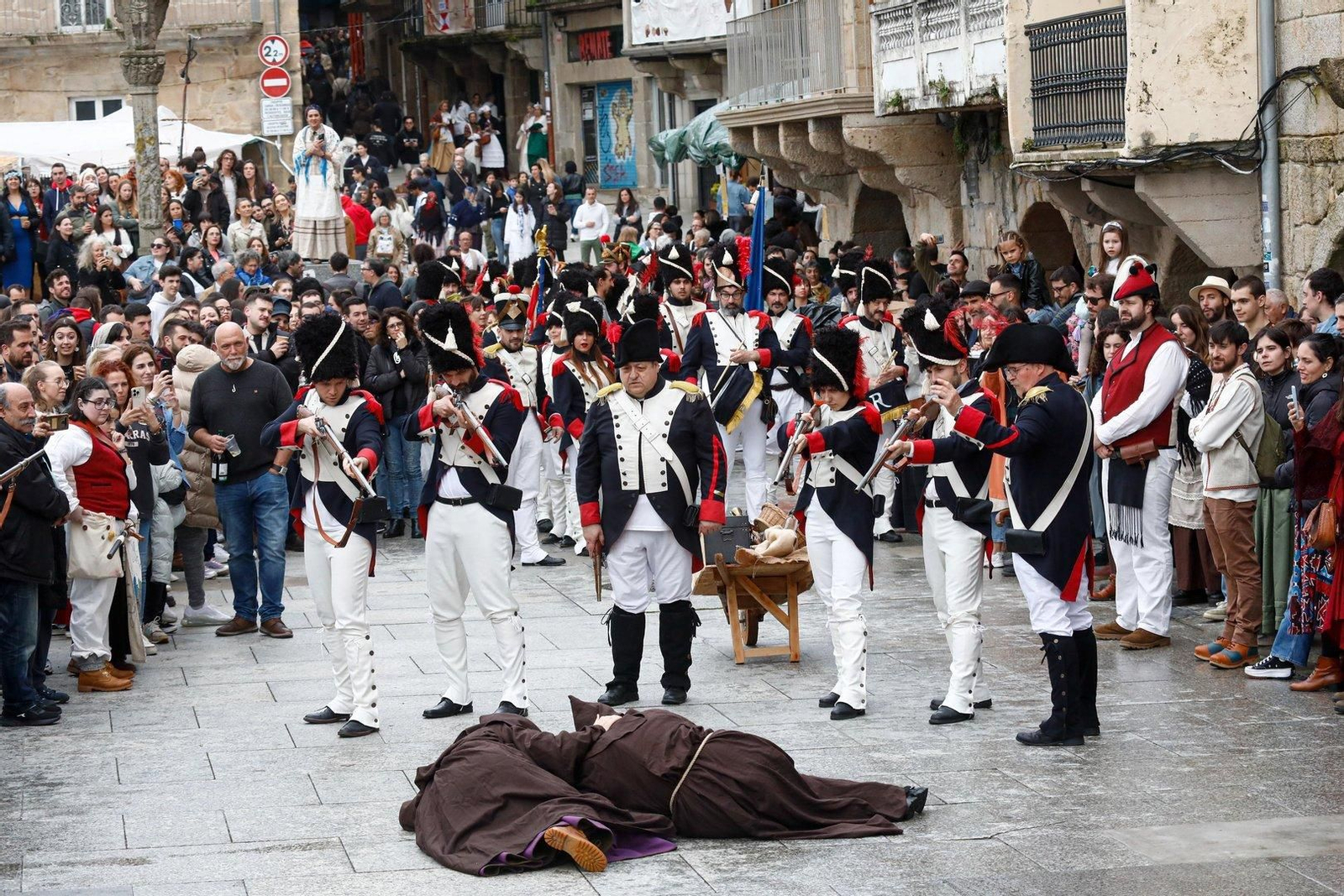 Asalto ao carro na praza do Berbes // Foto J. Santome