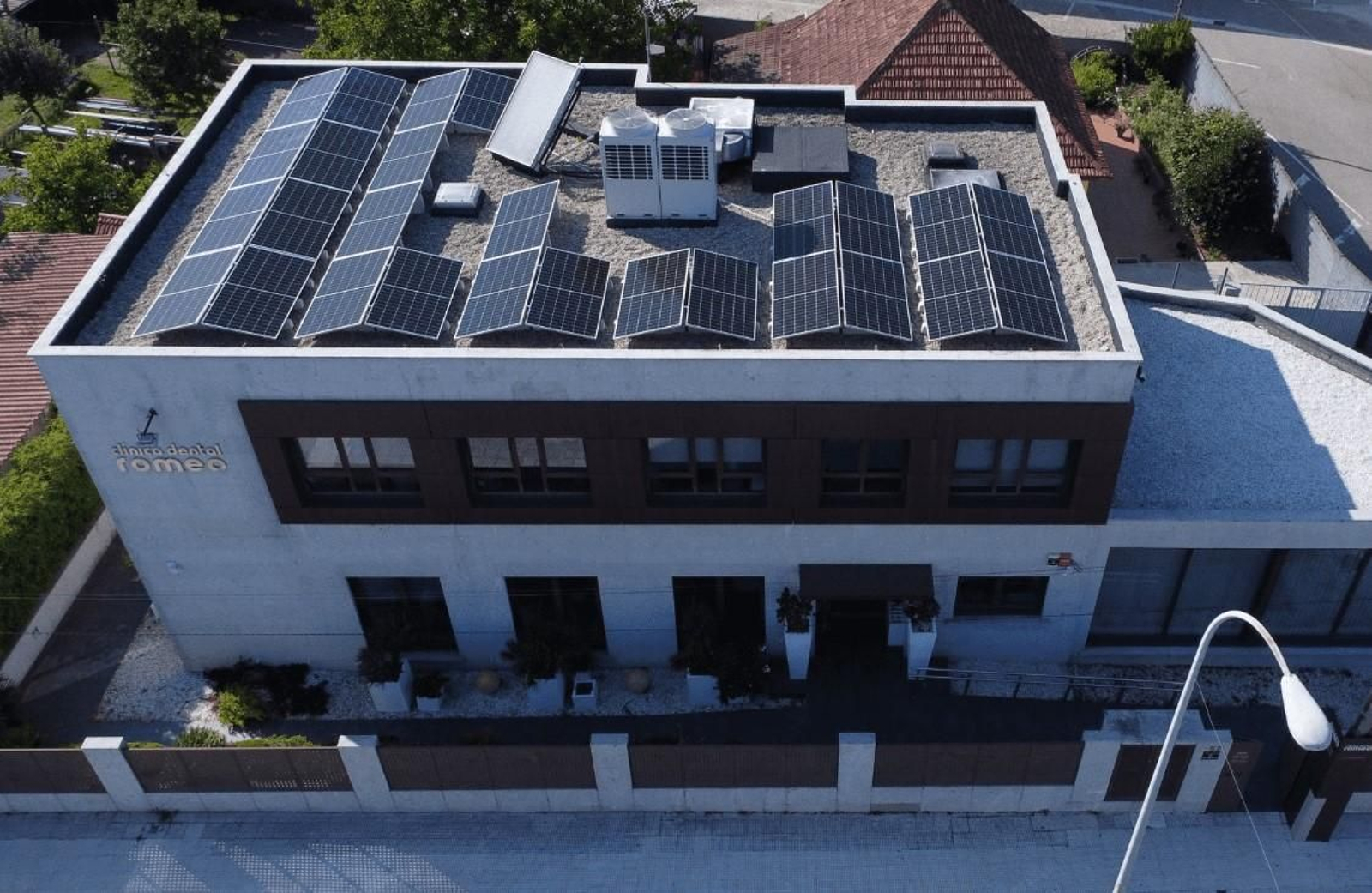 Paneles solares instalados en la azotea de un edificio de Vigo.