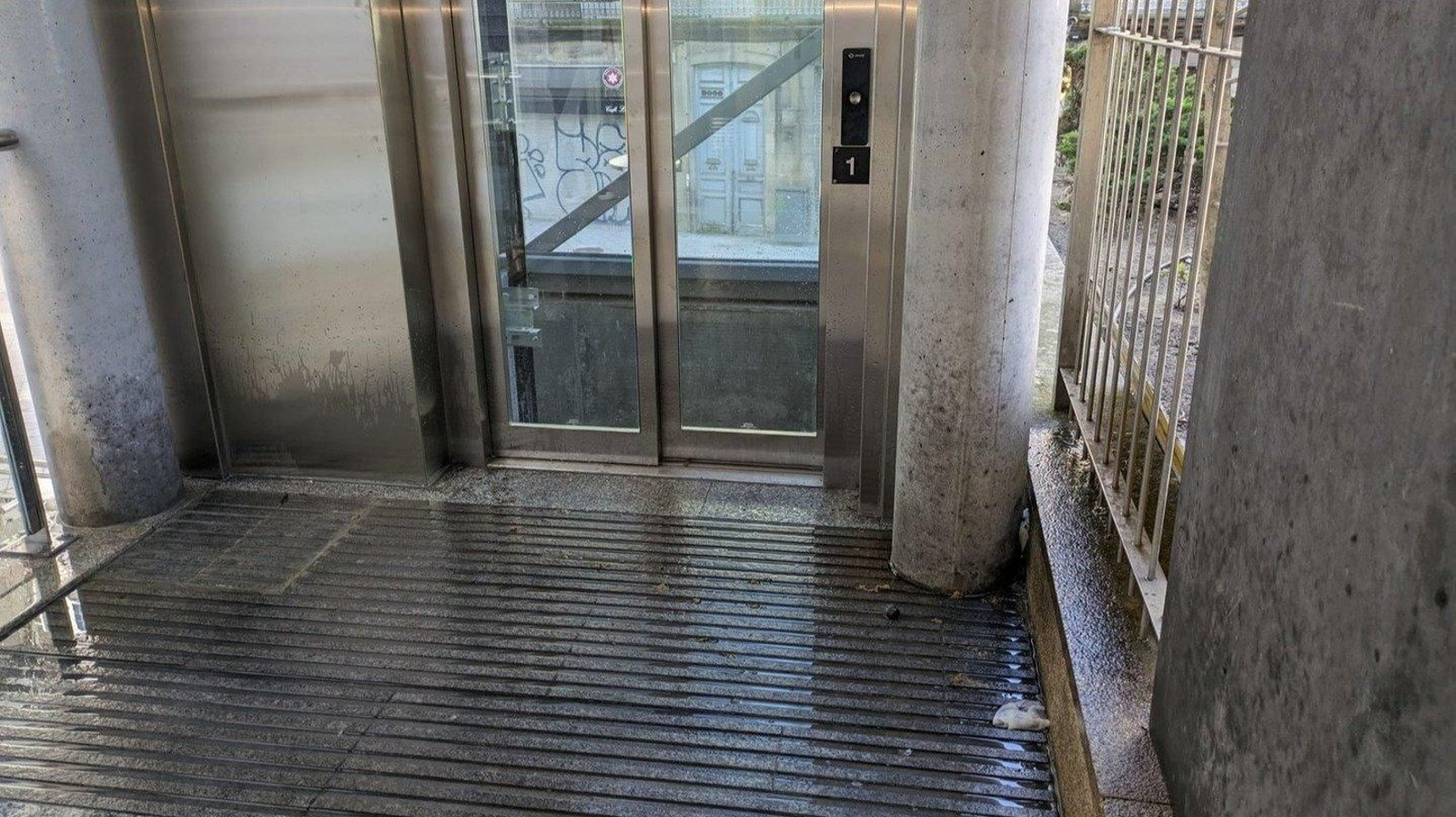 Aspecto del acceso al ascensor de la Alameda do Cruceiro que amanece todos los días con excrementos humanos, orines y basura.