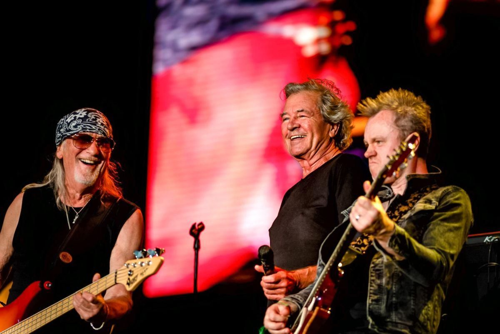 Roger Glover, Ian Gillan y Steve McBride, durante un concierto de su nueva gira por Europa
