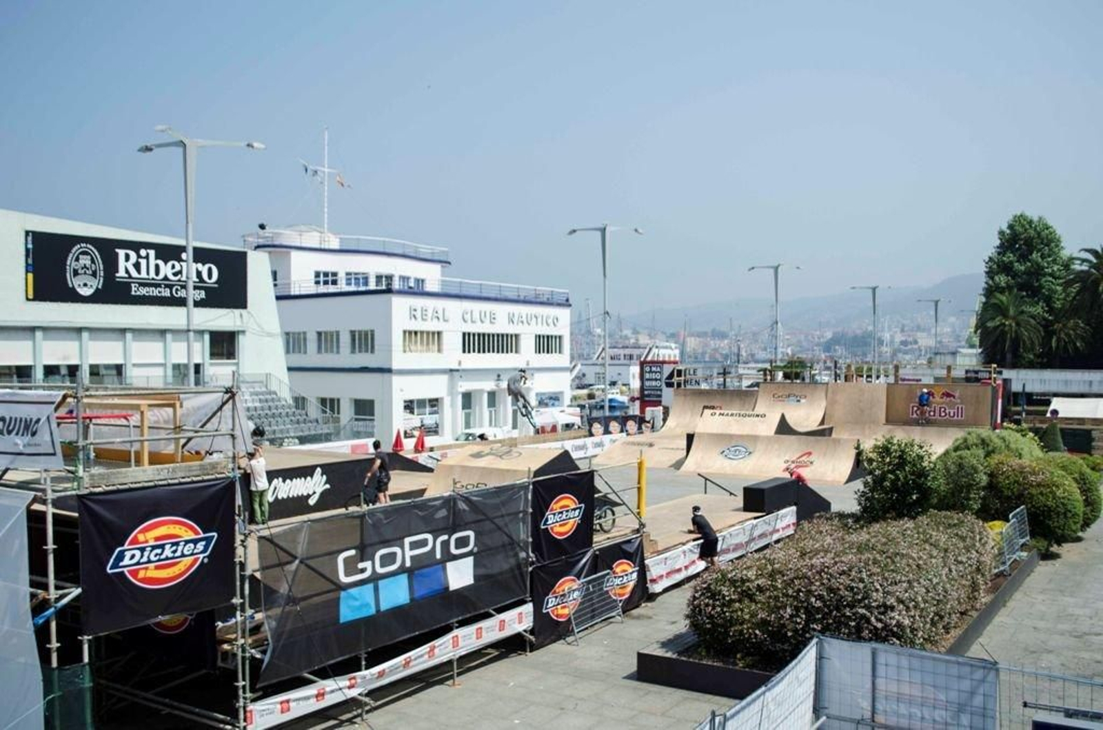 Los operarios iniciaron ayer el proceso de desmontaje mientras algunos aprovecharon las últimas horas de vida de la rampa para saltar.