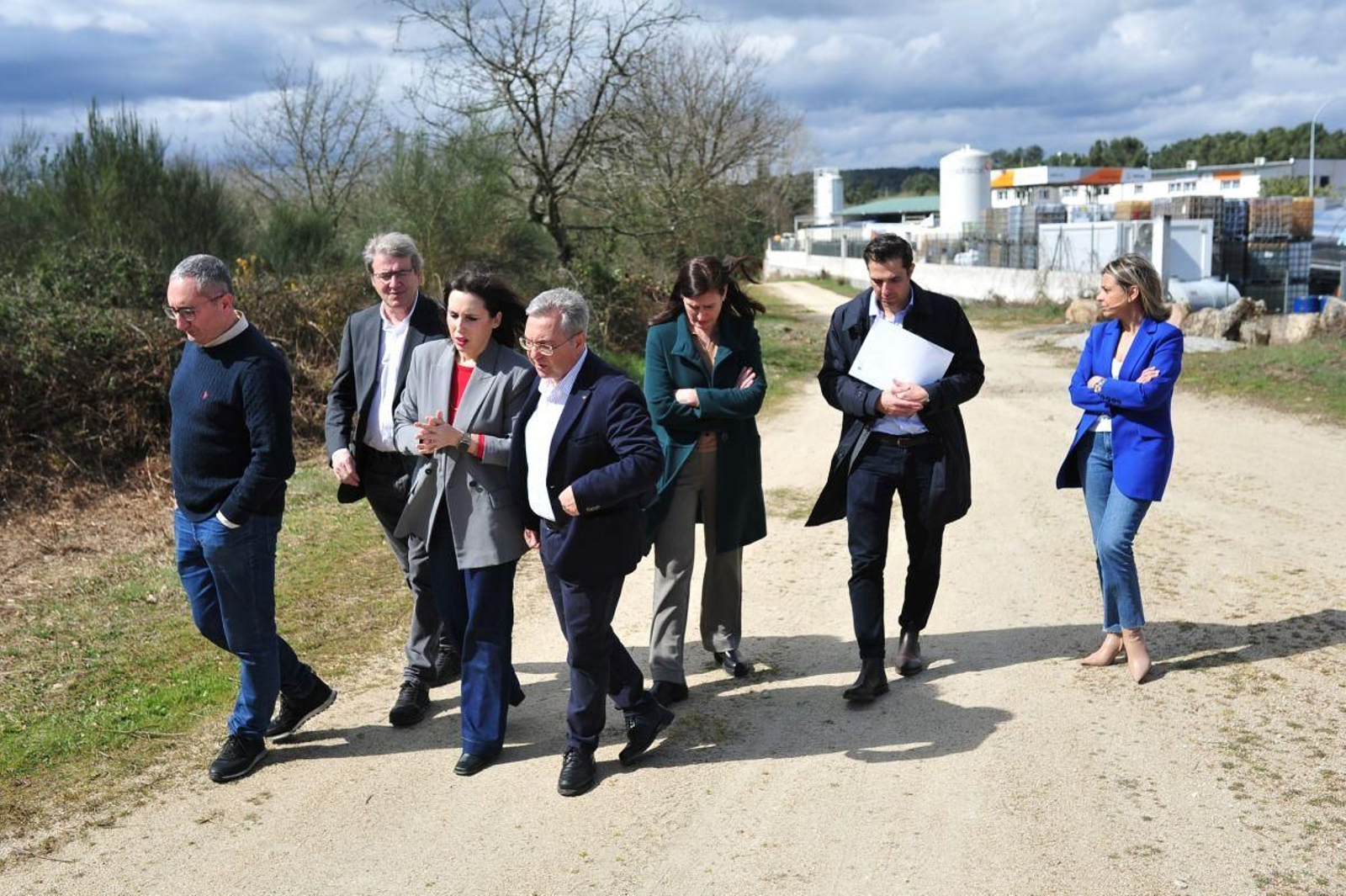 María Jesús Lorenzana y Luis Menor, en el centro, acompañados de otras autoridades.