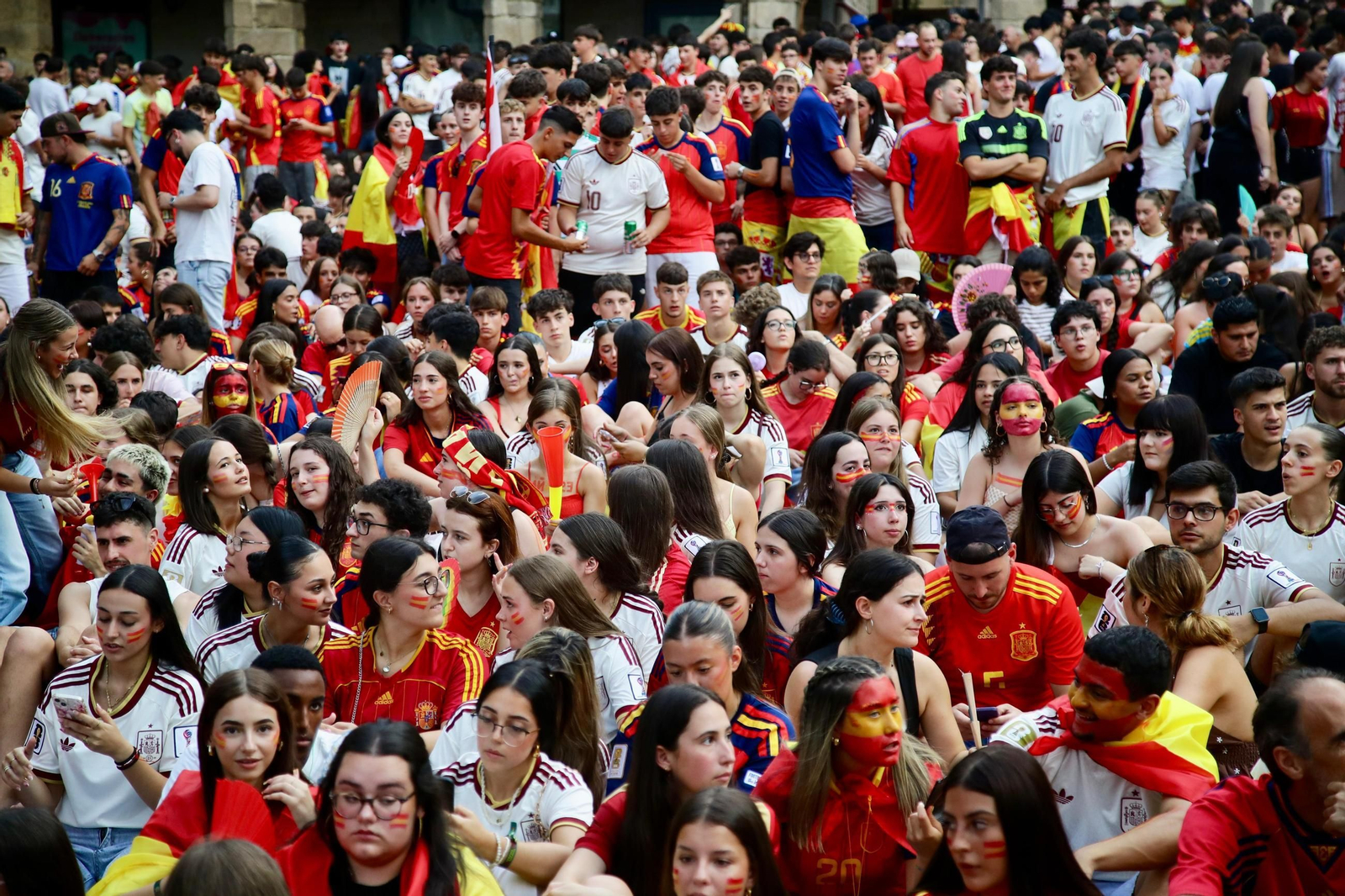 Galería | La provincia de Ourense se tiñe de rojo para apoyar a España en la final del Mundial