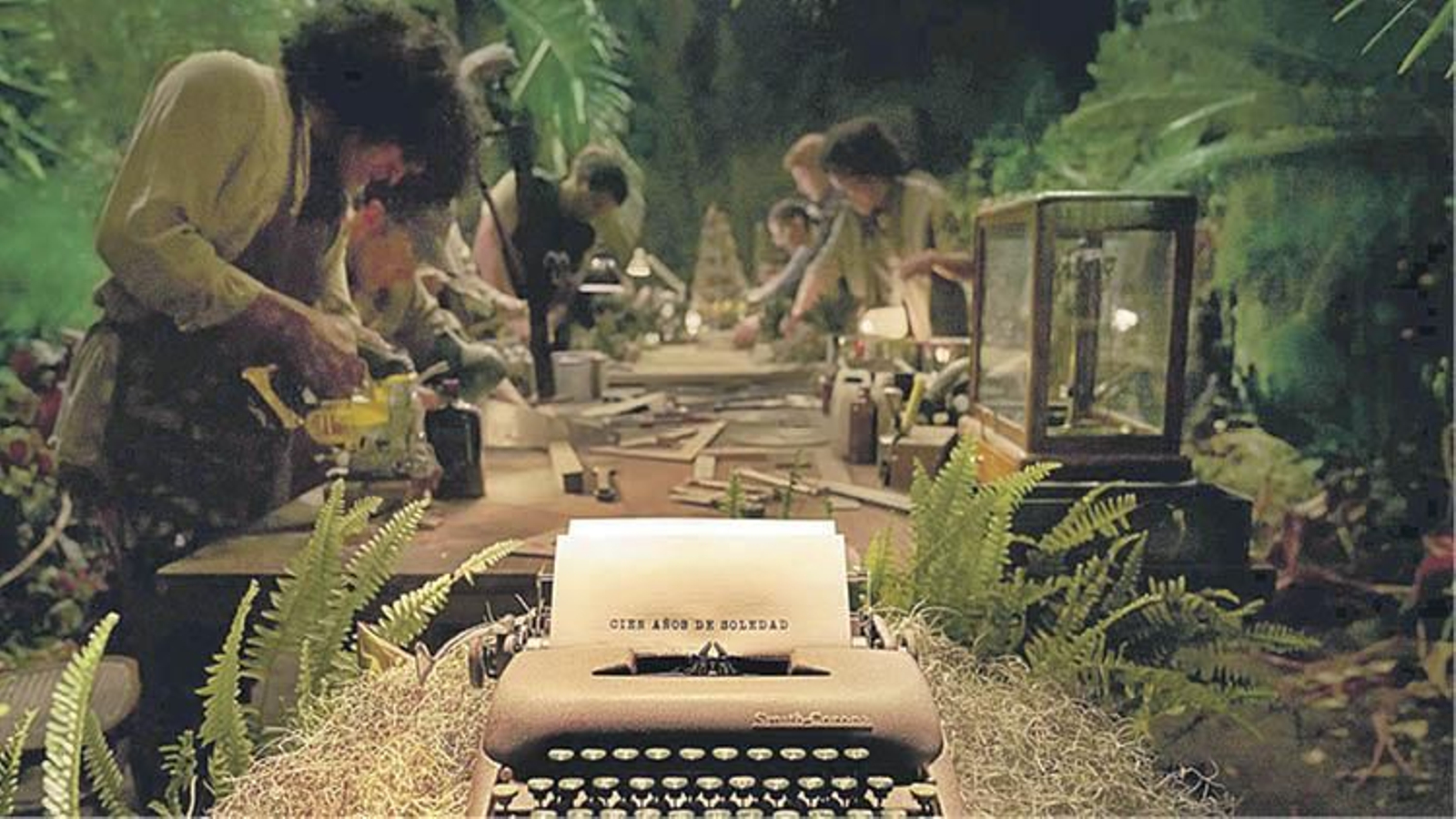 LAS PRIMERAS imágenes del “Macondo” de la serie “Cien años de Soledad” de Netflix fueron reveladas justo el día en el que se cumplieron 40 años del momento en el que Gabriel García Márquez se enteró que recibiría unas semanas después el premio Nobel de Literatura. “Hoy, a 40 años, ¡seguimos celebrando el Nobel de Literatura de Gabriel García Márquez! Y por eso, aquí te dejo las primeras imágenes del Macondo que cobrará vida en la serie de ‘Cien años de soledad’”, señaló Netflix al publicar el tráiler de la serie en sus redes sociales.

El vídeo de un minuto está ambientado en una selva en la que se ve a un grupo de personas construyendo una maqueta de Macondo y un narrador que lee uno de los primeros fragmentos de la obra cúspide del Nobel de Literatura colombiano.

“El mundo era tan reciente que muchas cosas carecían de nombre y para mencionarlas había que señalarlas con el dedo. Cuánta vida les había costado encontrar el paraíso de la soledad compartida”, reza parte del fragmento de promoción, en la que no se reveló aún la fecha del lanzamiento.

Para la producción de la serie, sus responsables recorrieron diferentes poblaciones del norte de Colombia para identificar a quienes puedan representar las características físicas y sicológicas de los habitantes de Macondo, incluyendo a los más de 30 miembros de las 7 generaciones de la familia Buendía.

Macondo es el pueblo imaginario del Caribe colombiano en el que transcurre la historia narrada en “Cien años de soledad”.

Durante varias semanas los productores entrevistaron hasta 70 personas cada día, la mayoría sin ninguna experiencia en la actuación, pero con el espíritu de algunos de los personajes de “Cien Años de Soledad”, con el fin de escoger a quien mejor los encarne.

El objetivo de escoger a personas que en su vida cotidiana tienen la misma actividad de los personajes de la novela de García Márquez es darle más realismo a la actuación, razón por la cual estuvieron en plazas de mercado, parques de barrios populares y casas de cultura, entre muchos otros espacios en los que se inspiró García Márquez para crear el “realismo mágico”.