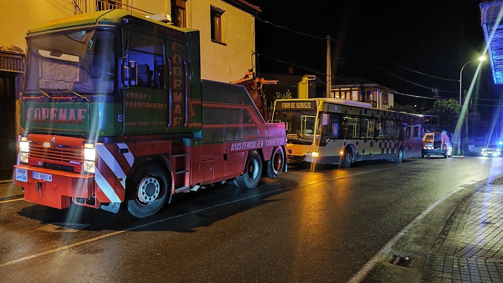 Una grúa remolcando al autobús urbano