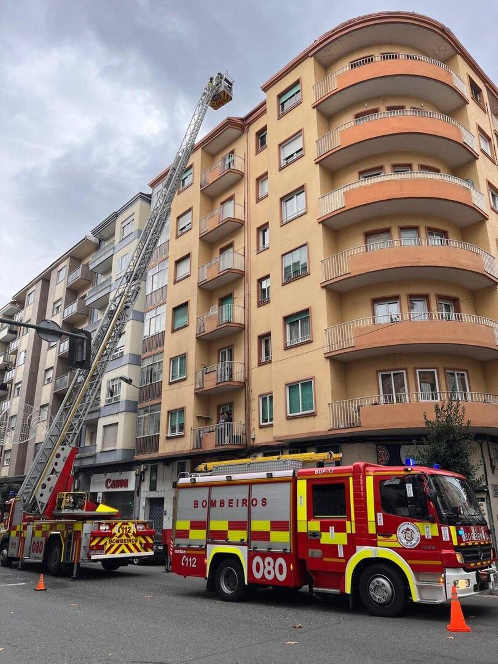 Intervención de los bomberos en una fachada de un inmueble, en Ourense