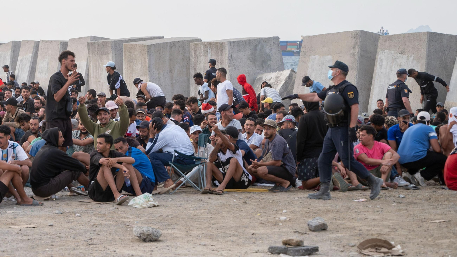 Varios inmigrantes en una playa en Ceuta