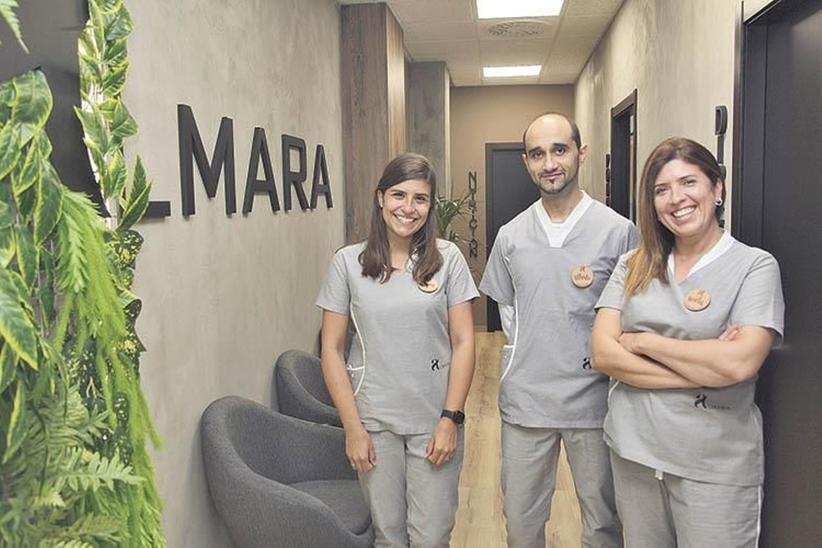 Nuria, Alberto y Jeny son los encargados del policlínico Almara, recién abierto en A Valenzá.