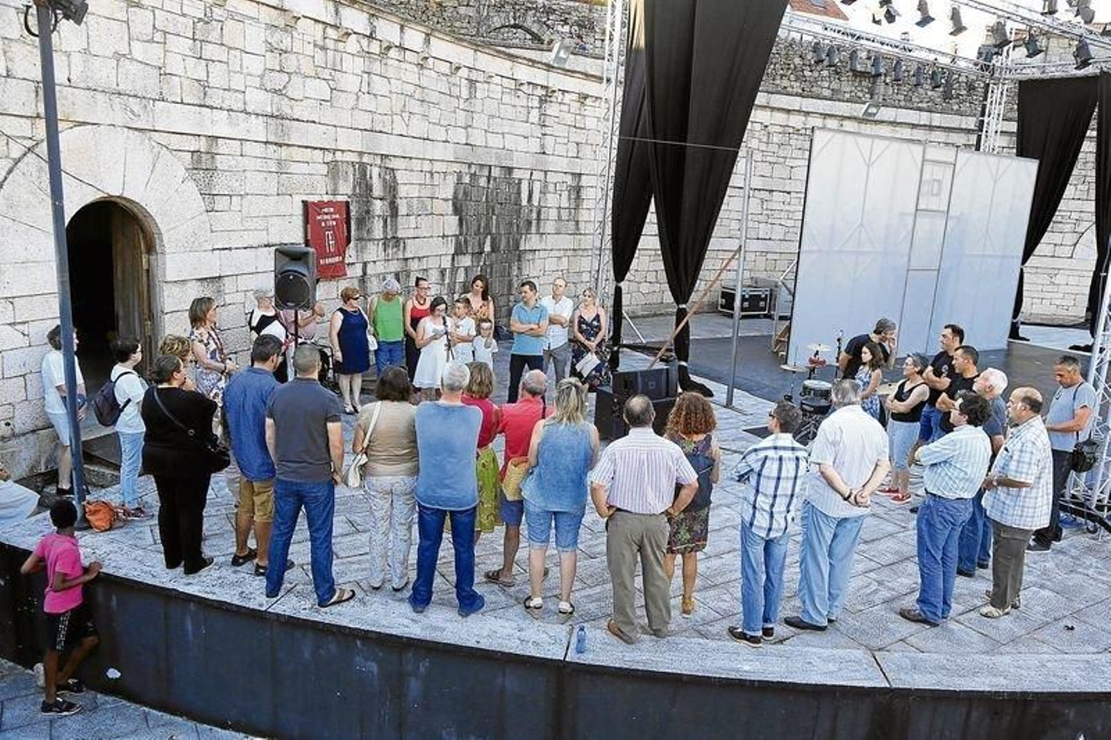 Instantes previos ao descubrimento da placa de lembranza e homenaxe a Rubén García.