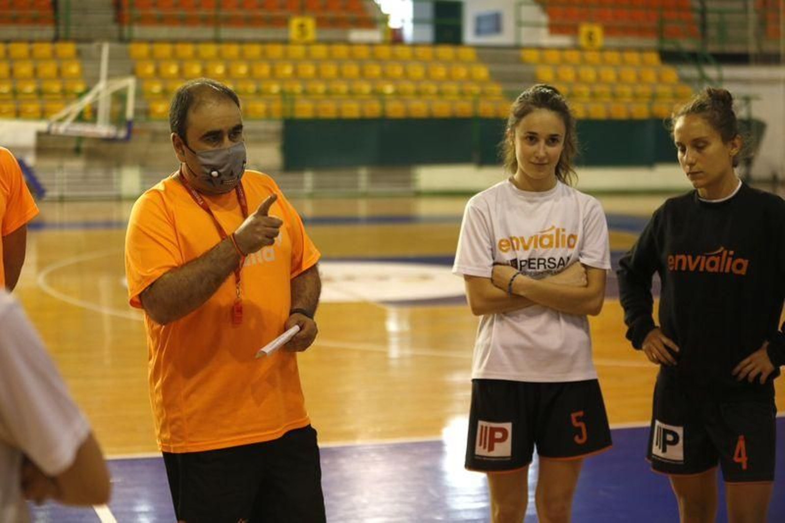 Morenín, entrenador del Envialia, en la charla con sus jugadoras, con mascarilla. (Foto: Xesús Fariñas)