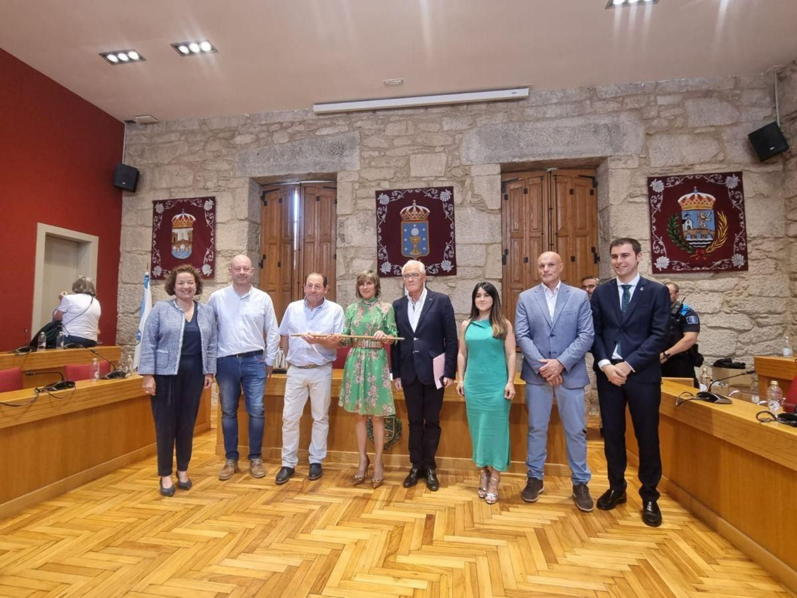 Nava Castro con sus seis concejales del equipo de gobierno, y el edil de Independientes de Ponteareas.