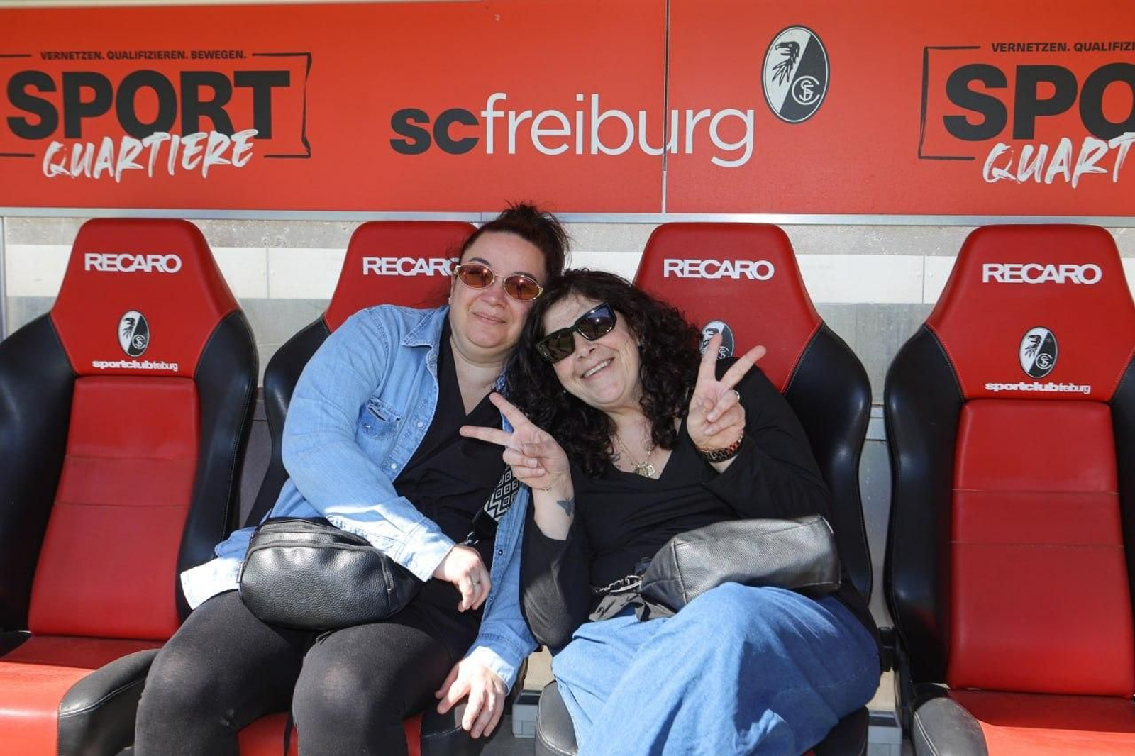 Fini y su amiga Karina bromean en el banquillo del viejo estadio.