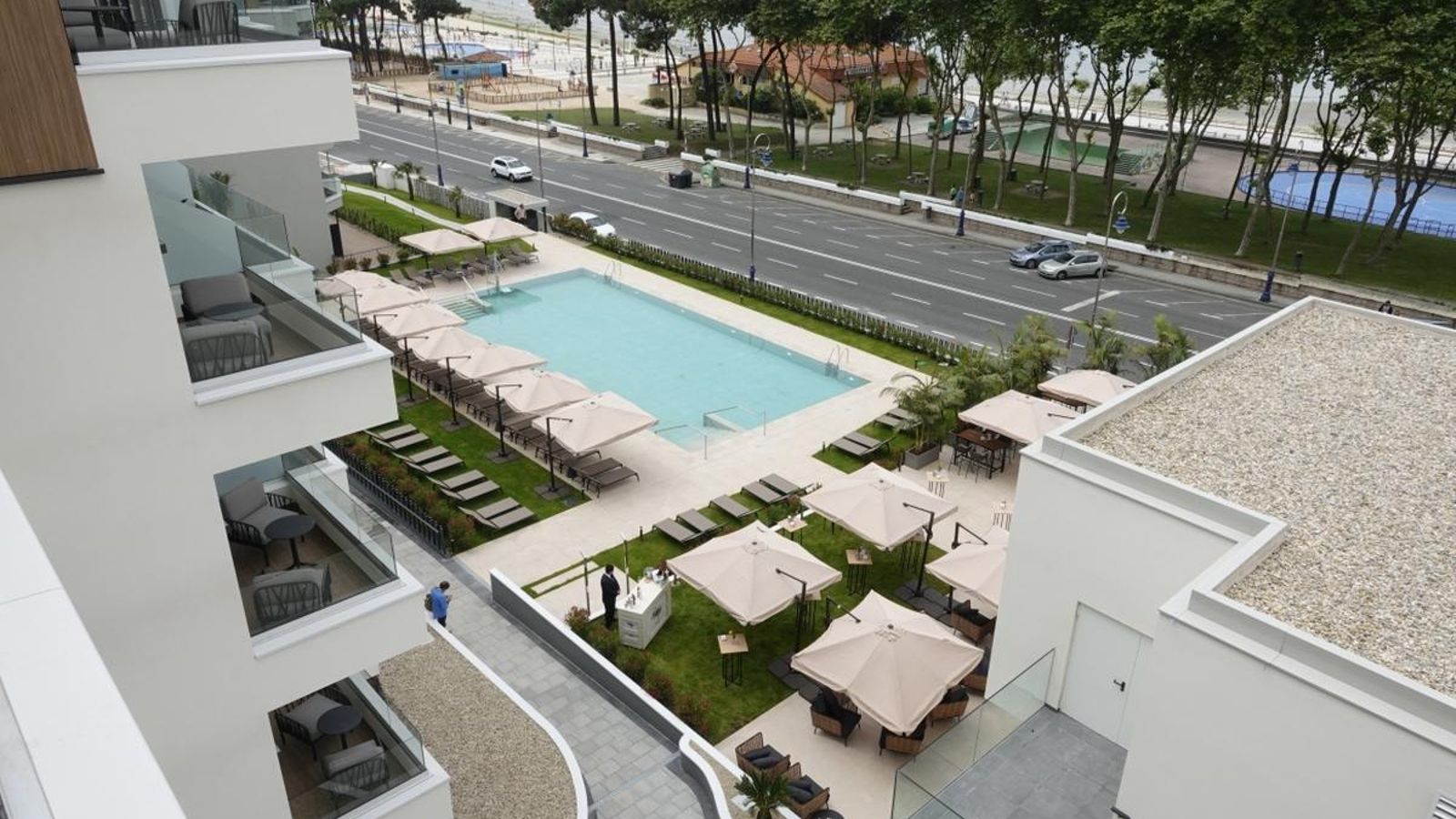 La terraza y la piscina del hotel Attica21.