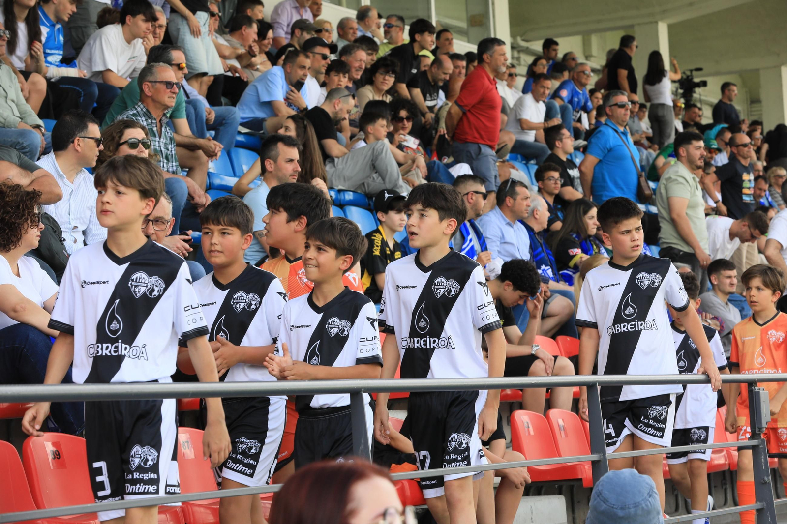 Galería | El Estadio de O Couto vive otra derrota, polémica, del Ourense CF