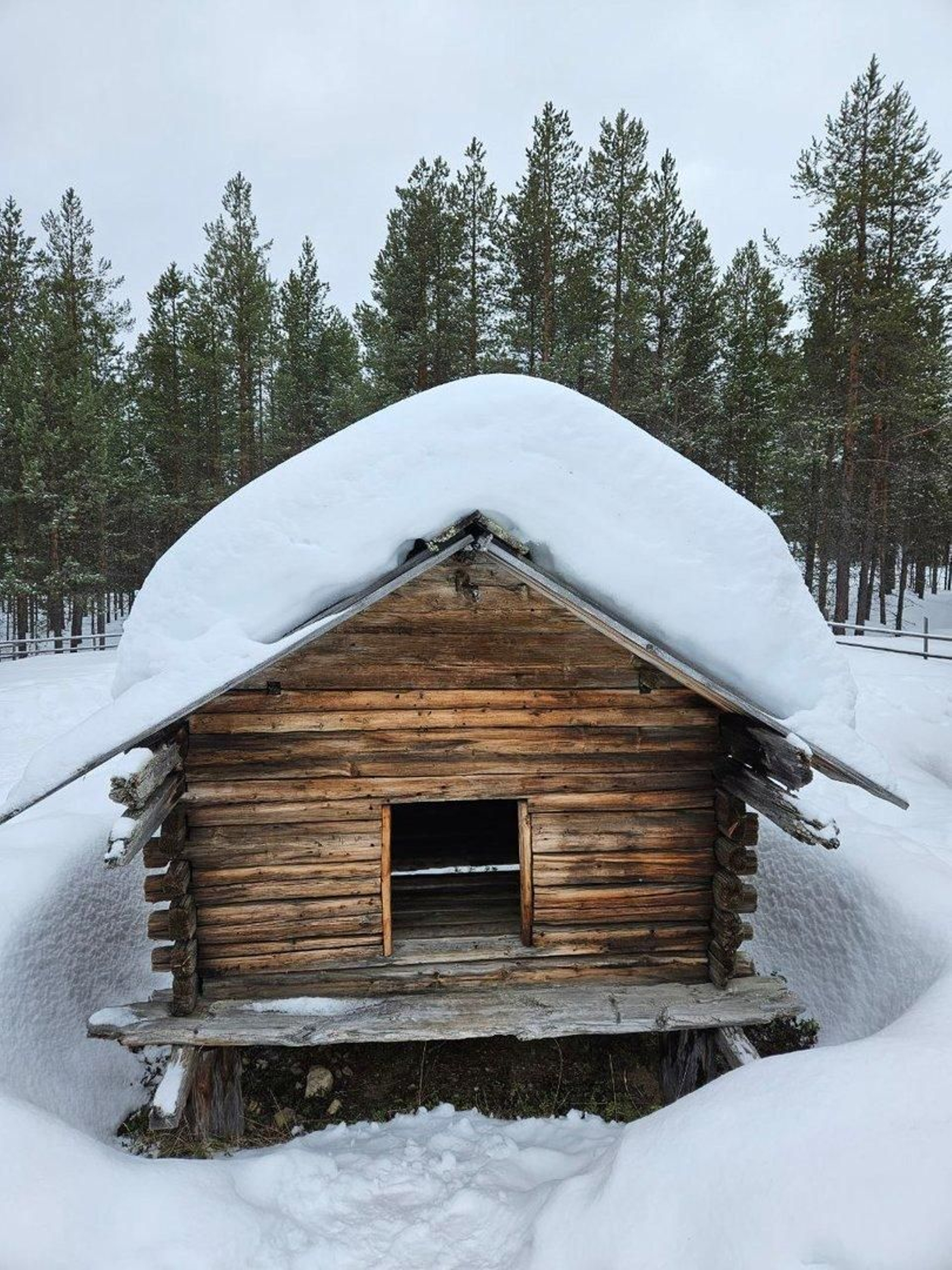 Un hórreo típico do norte de Finlandia.