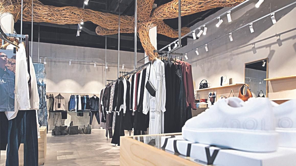 Uno de los puntos de venta de la red comercial de  Adolfo Domínguez. (M. RIOPA)