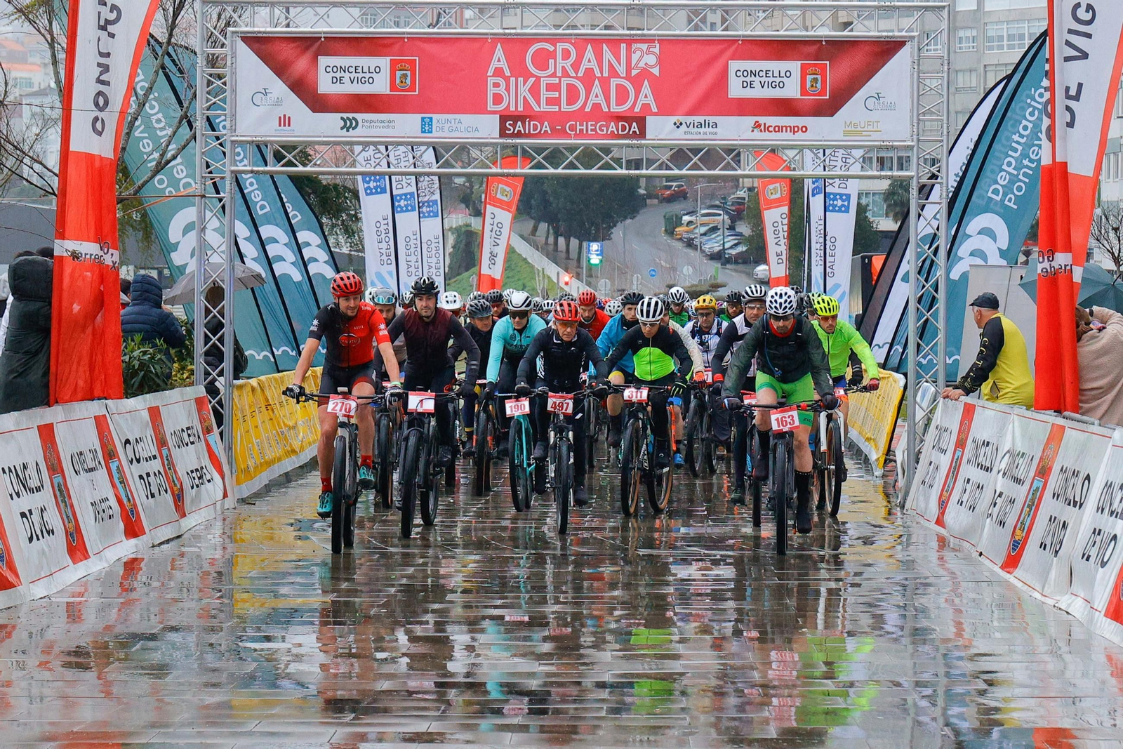 Galería | Decenas de ciclistas participan en la Gran Bikedada de Vigo