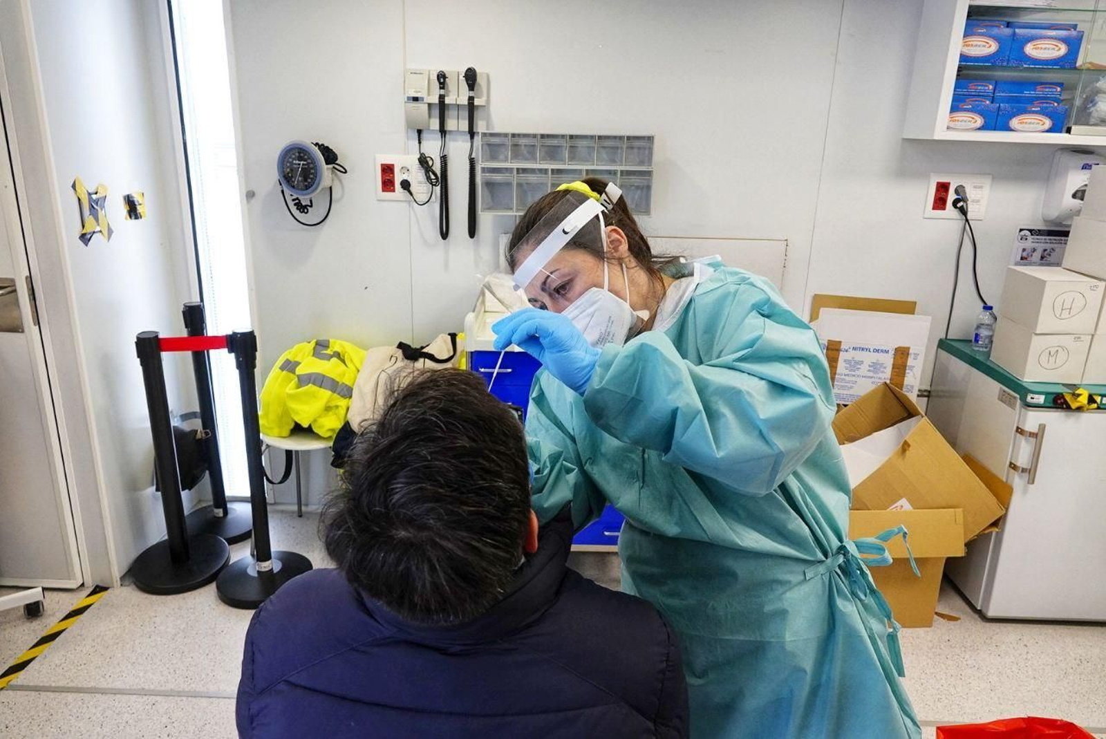 Sanitario haciendo una PCR de coronavirus en el cribado móvil del Náutico, en una imagen de archivo.