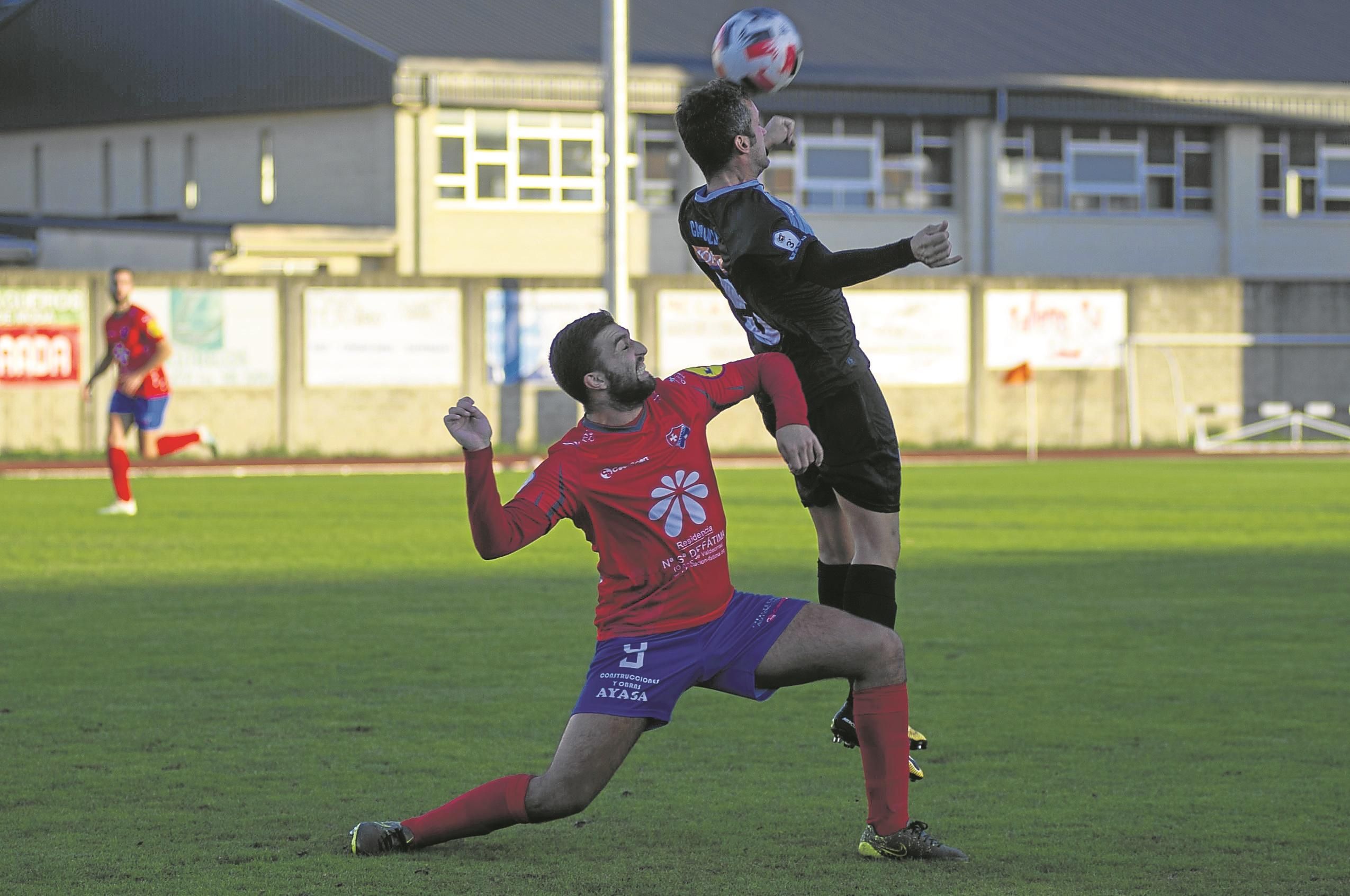 Bazo pelea un balón.