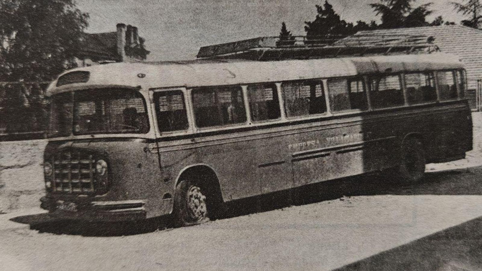 Omnibus abandonado en la calle de Tras Hospital.