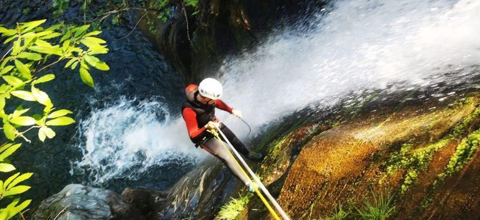 Práctica de barranquismo en el río Candís, en Carballeda de Valdeorras.