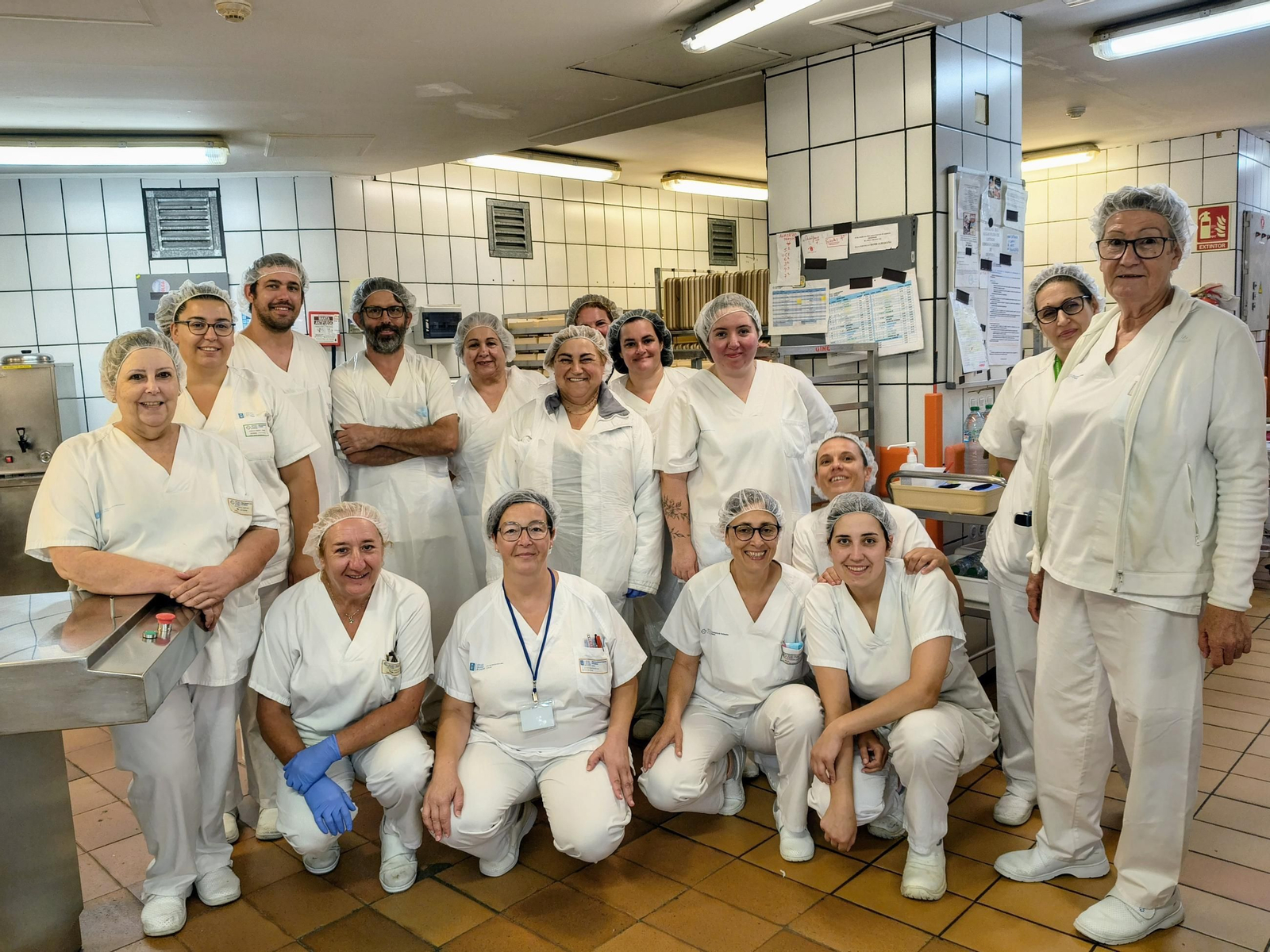 El equipo del primer turno de cocina, este martes, en el Hospital Montecelo.