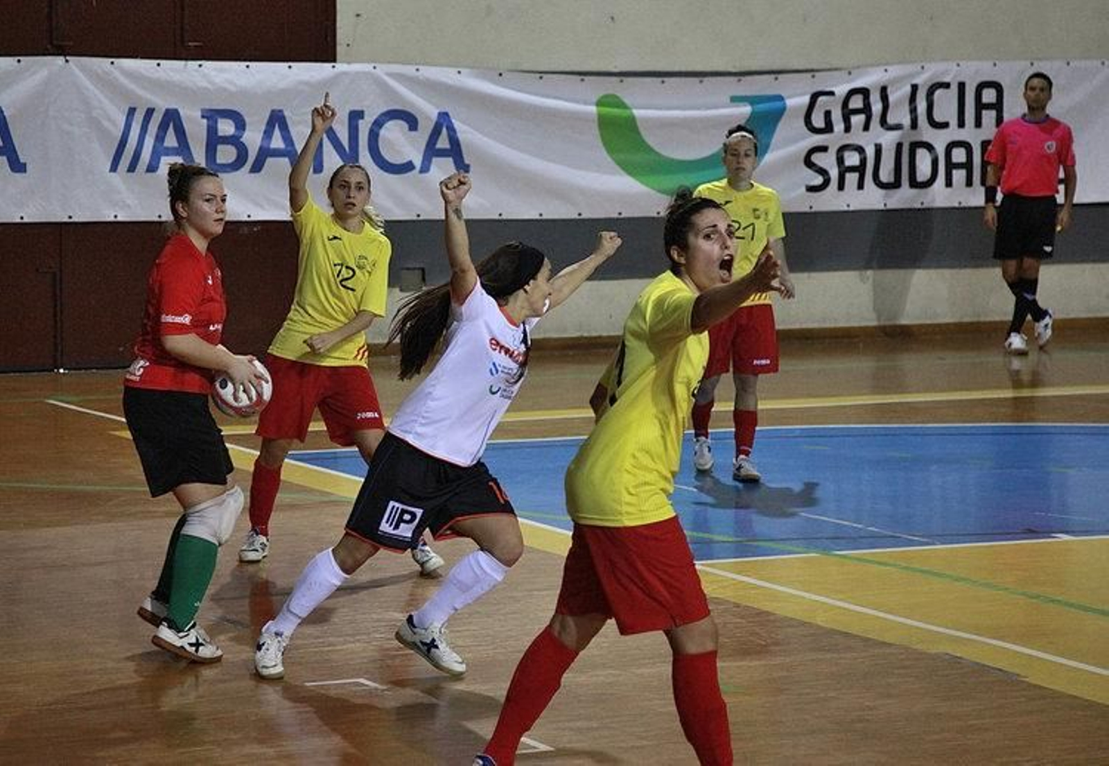 Sara Moreno celebra el 4-1 para el Envialia.