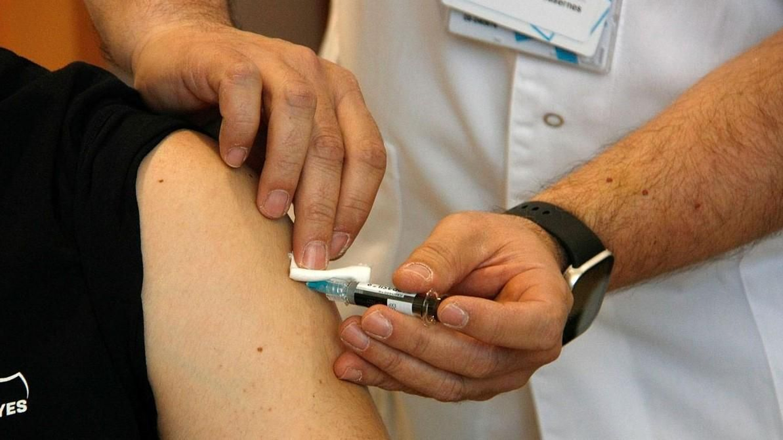 Un enfermero inyectando la vacuna contra el virus del papiloma humano (VPH).
