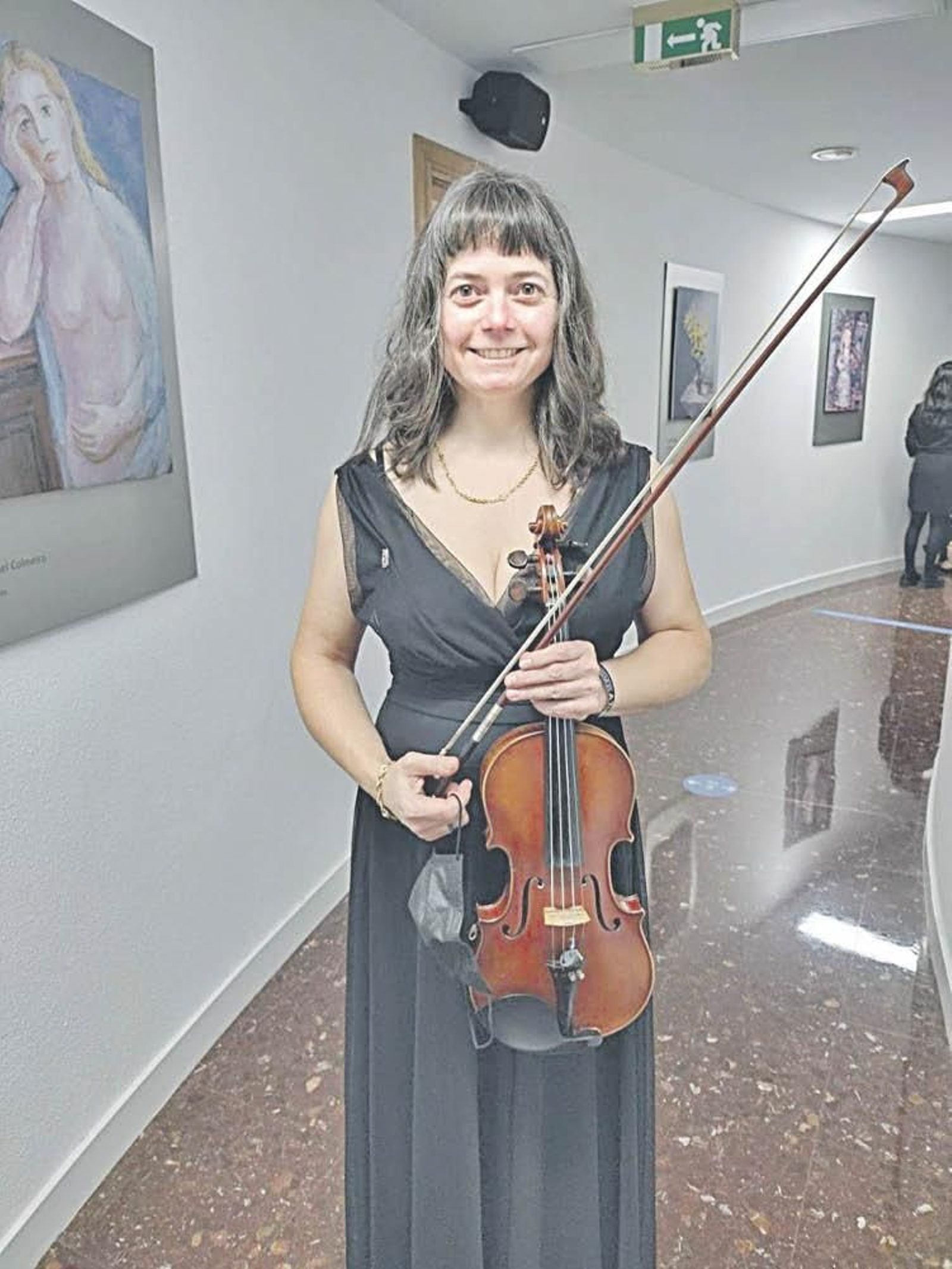 Andrea Vaqueiro, nieta de Teódulo Páramos, es profesora del Conservatorio e  intérprete y toca el violín de su abuelo.