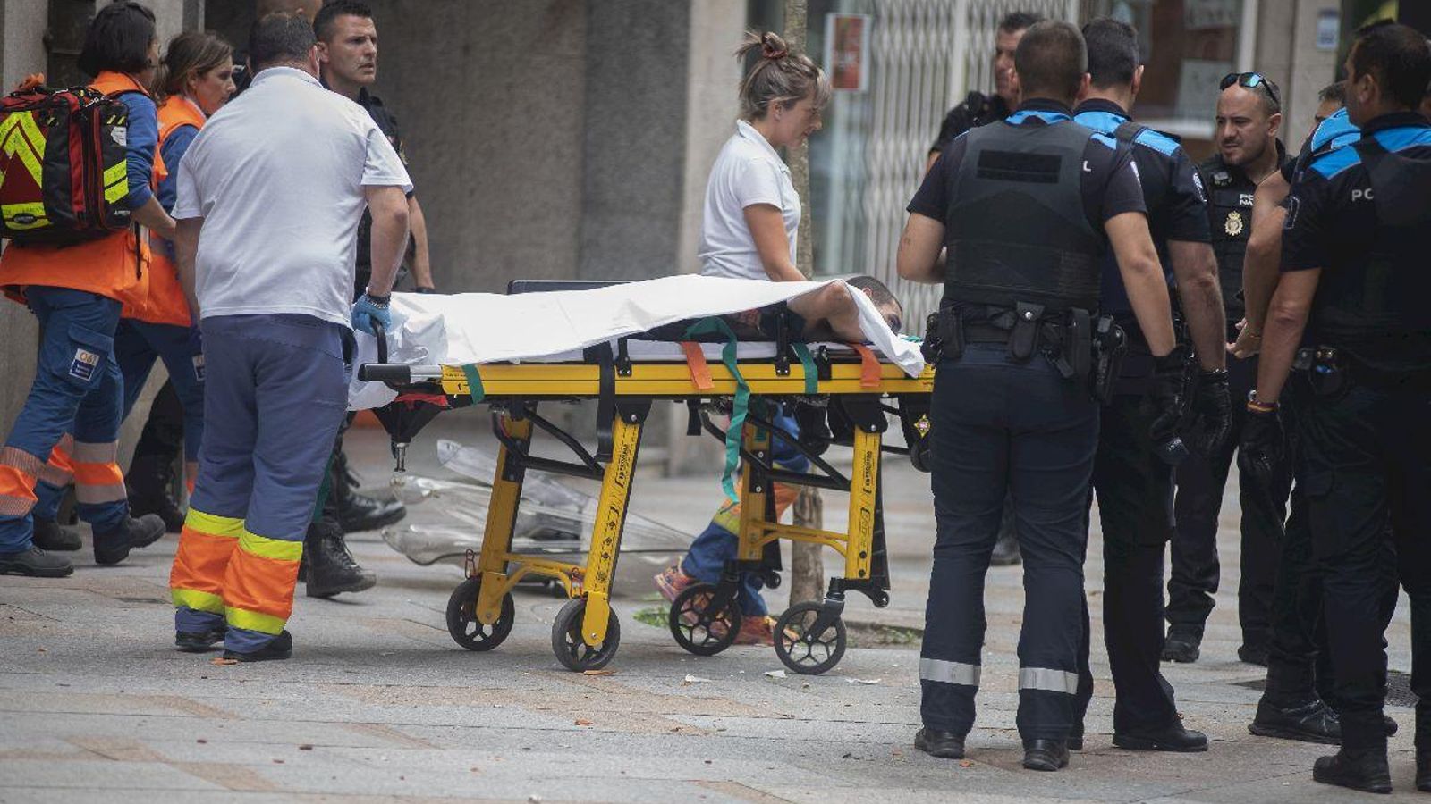 El momento en el que el hombre atrincherado fue detenido y trasladado al CHUO.