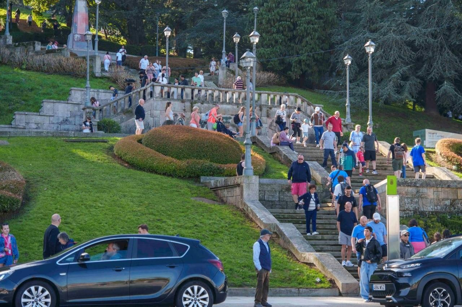 Cruceristas, este jueves por la mañana subiendo hacia la cima del Castro