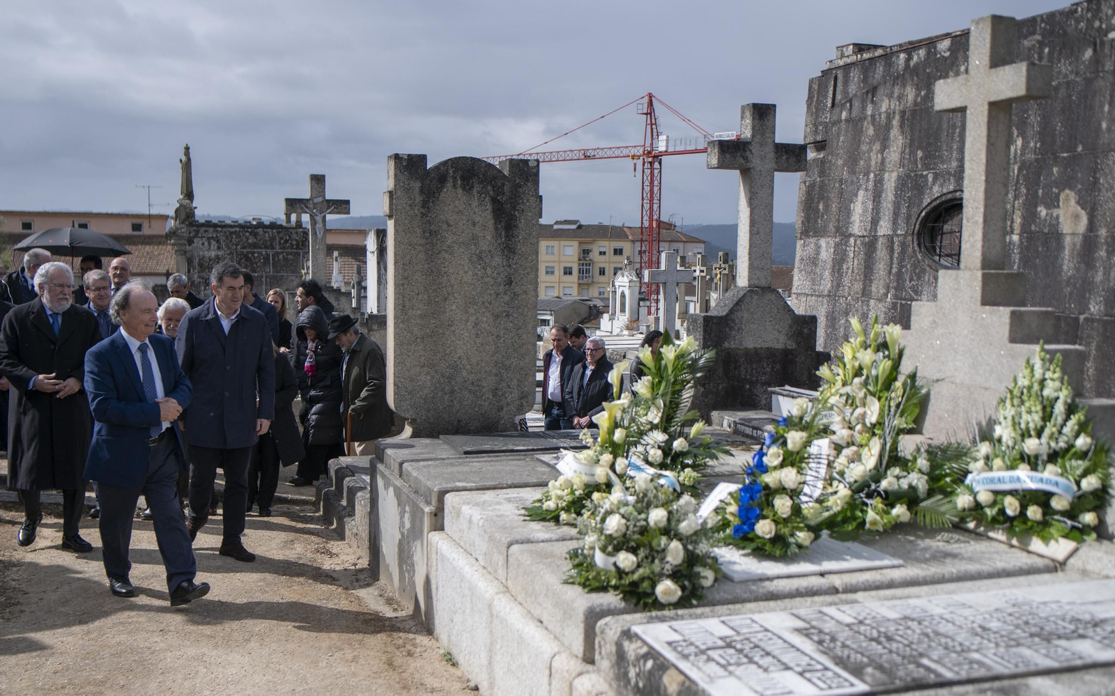 Eduardo López, presidente de la Fundación Otero Pedrayo, llega acompañado de Miguel Santalices, presidente del Parlamento Gallego, a la tumba de Don Ramón Otero Pedrayo.