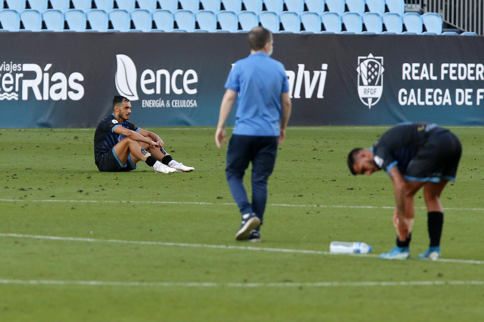 Renan, abatido, en el césped de Balaídos, tras perder el Ourense CF la final del play off de ascenso. / Gonzalo Salgado