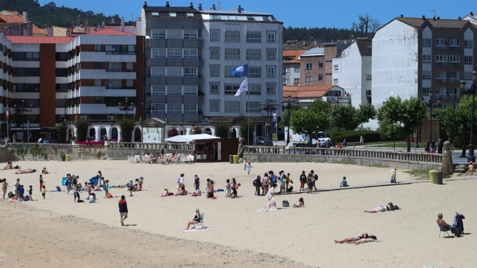 Playa Ribeira, en pleno centro de Baiona, luce desde ayer uno de los tros tres distintivos.