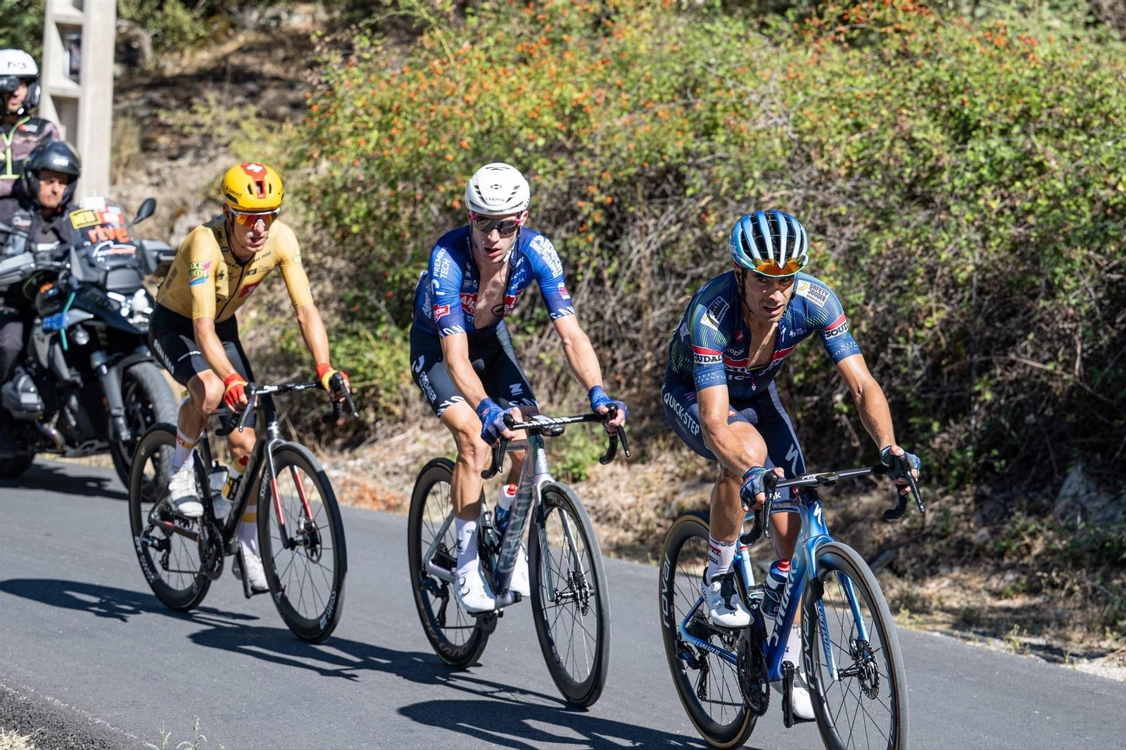 Mikel Landa (d) pedalea en la etapa de ayer, la penúltima de esta edición de La Vuelta a España.