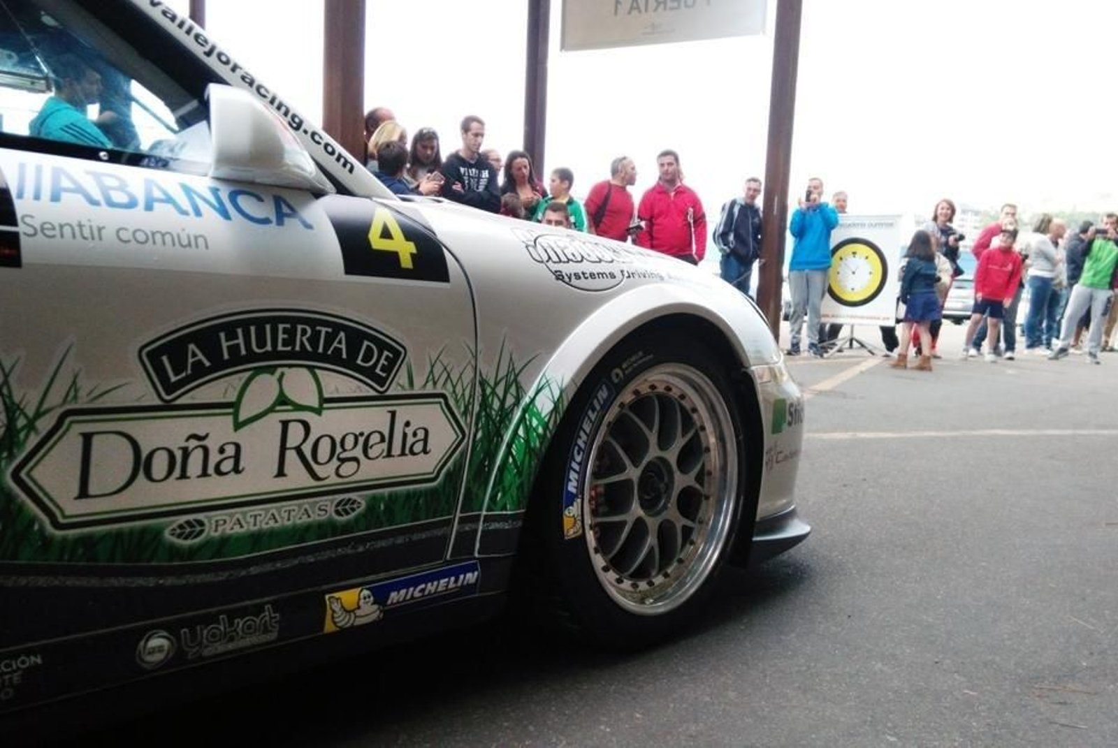 Los hermanos Vallejo toman la salida del parque de trabajo del Rally de Ourense