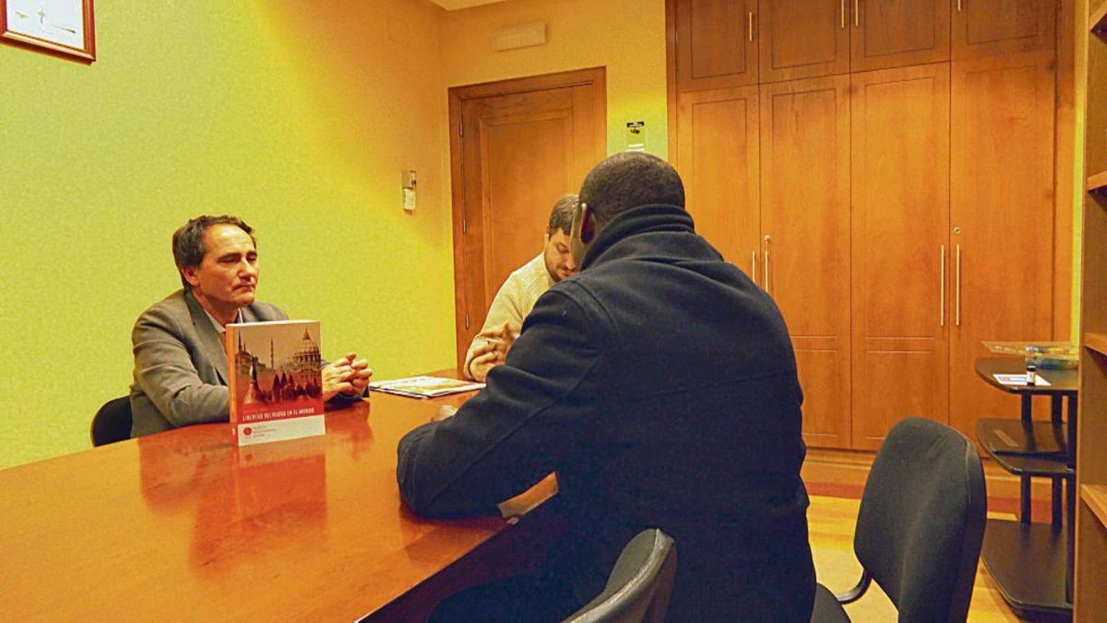 José Fernández Crespo junto al padre Patric, de espaldas, por temor a ser reconocido.