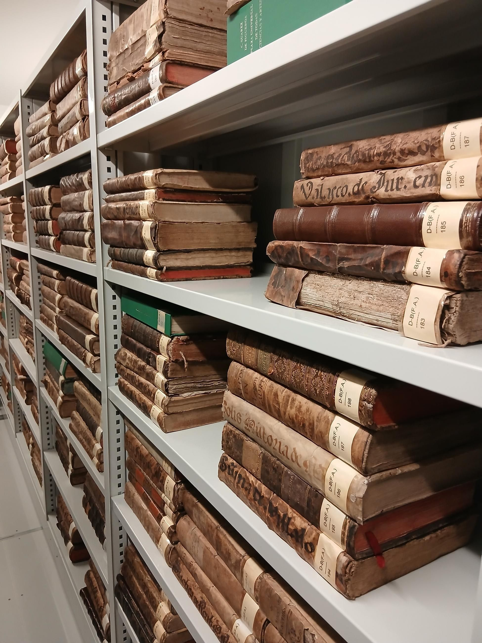 Tomos del Fondo Antiguo conservados acostados.