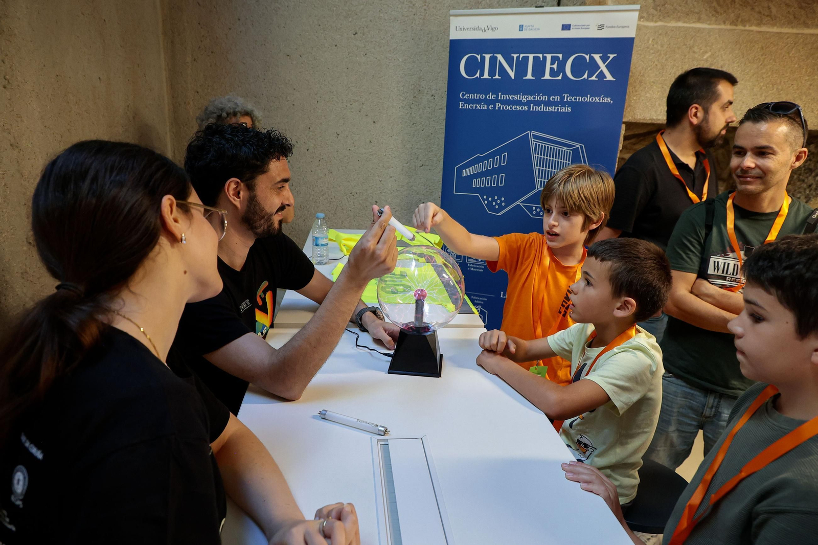 Galería | La feria G-Night toma el edificio Redeiras y el Berbés con sus talleres científicos