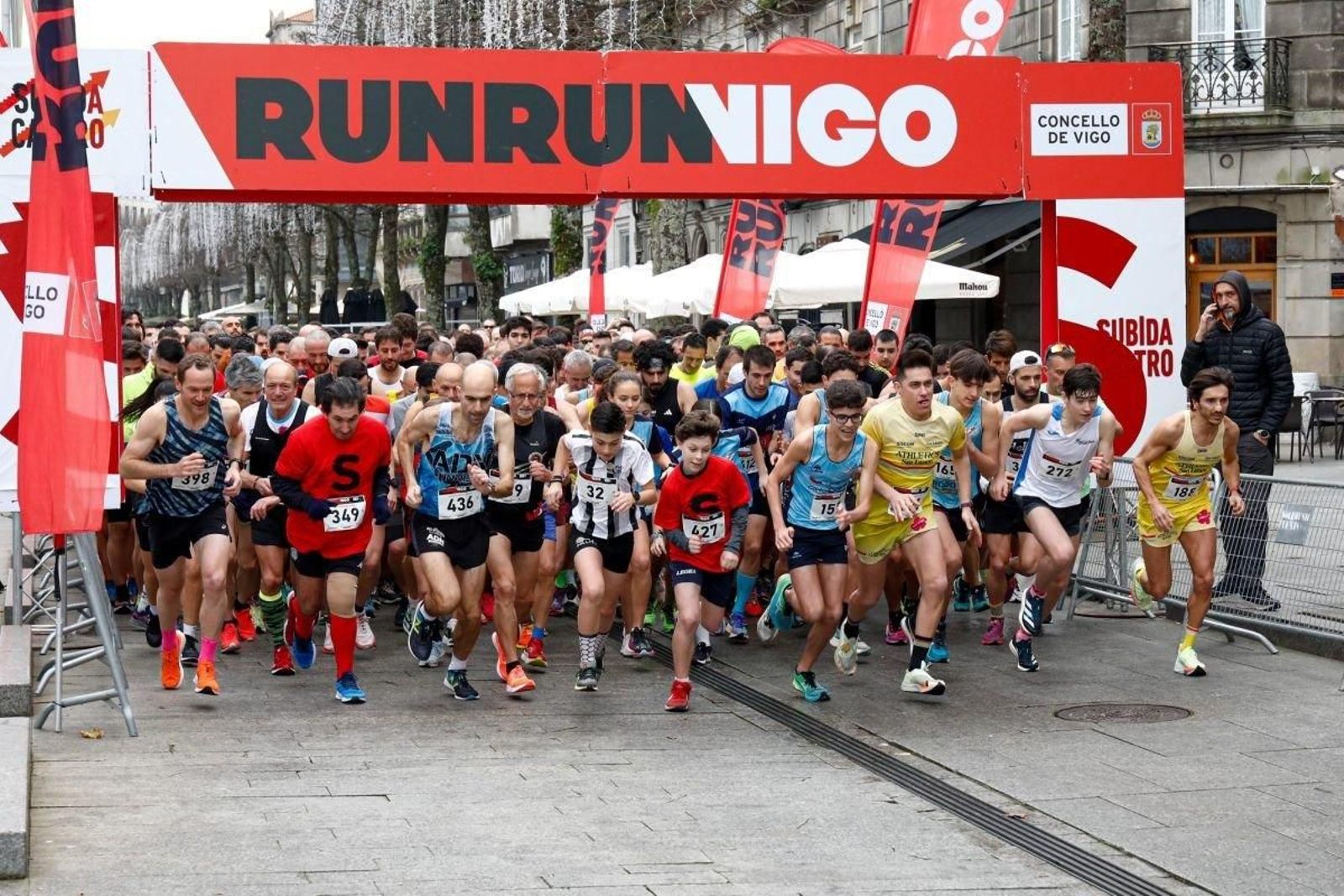 Os atletas toman a saída nas Avenidas para afrontar unha nova edición da Subida ao Castro.
