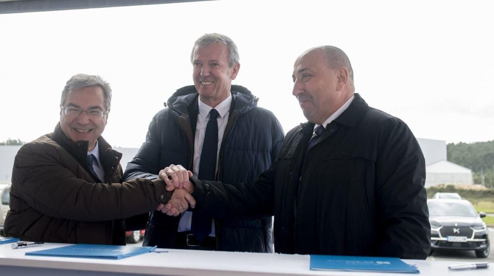 Luis Menor, Alfonso Rueda y J.A. Rodríguez Araújo tras sellar la creación del área de estacionamiento.