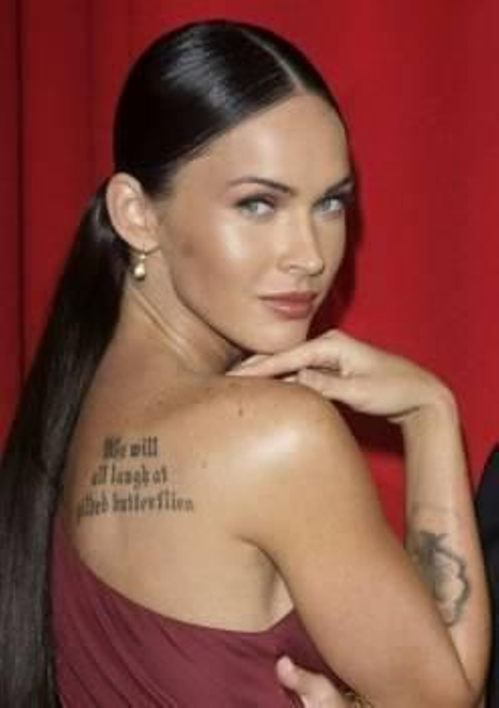 Megan Fox, luciendo su nuevo tatuaje dedicado a Mickey Rourke