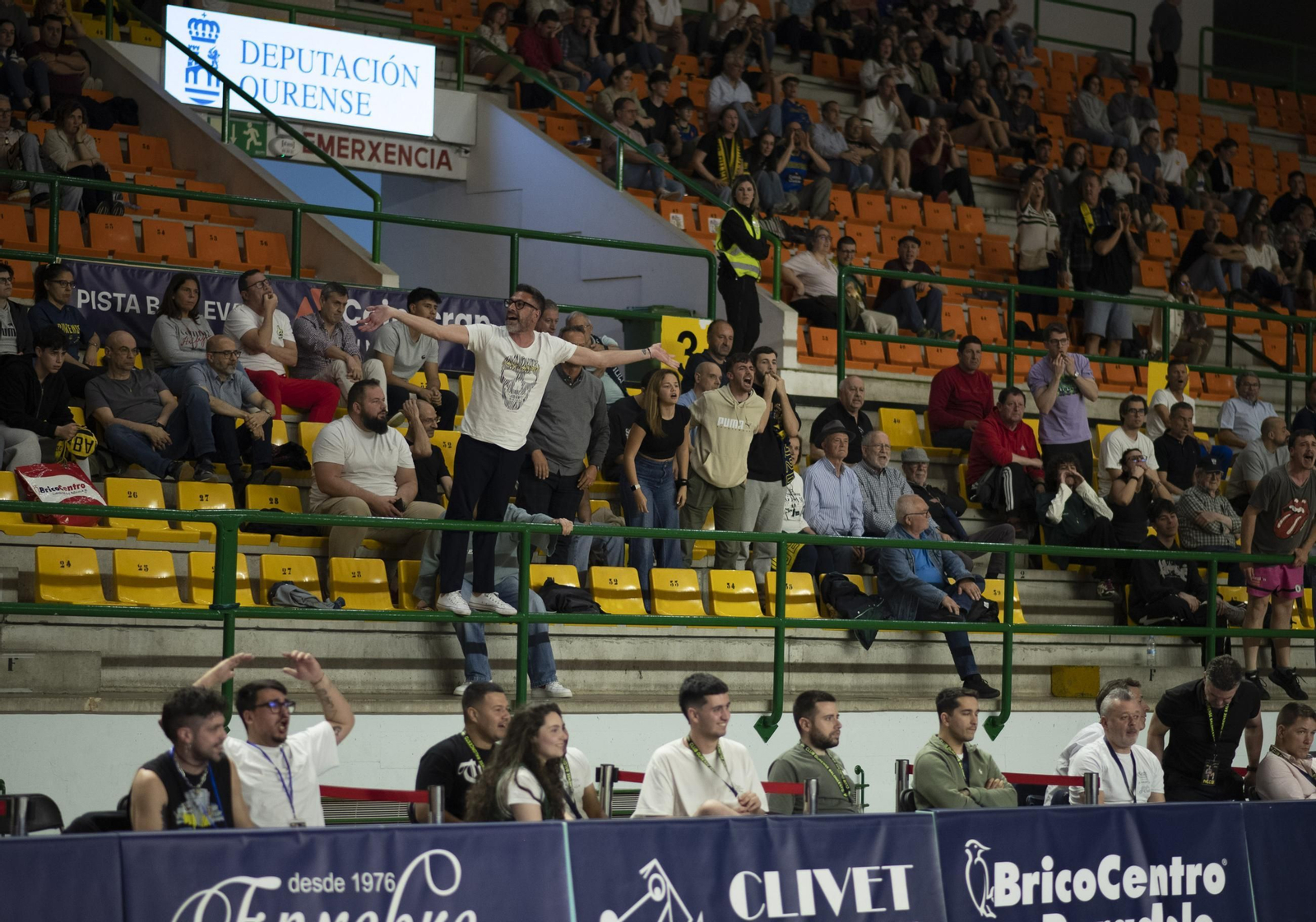 Galería | El Pazo aplaudió a un COB que lo dejó todo ante el Palencia