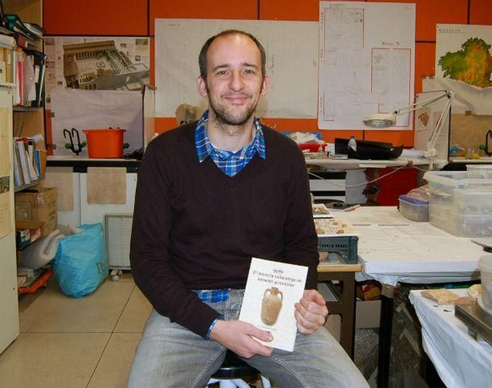 El arqueólogo Adolfo Fernández, de la Universidad de Vigo, con su sorprendente libro.