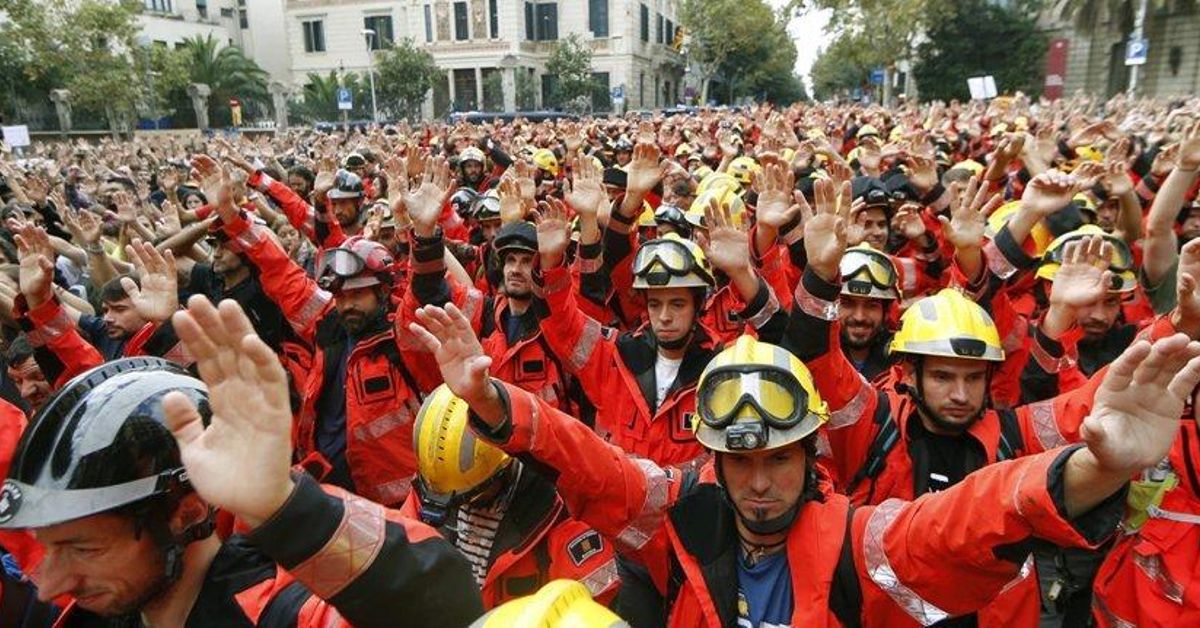Decenas de miles de personas protestan en Barcelona contra las cargas ...