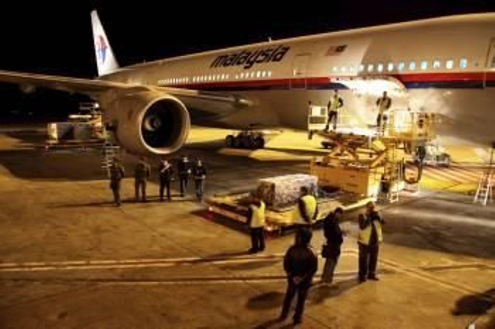 El ataúd con los restos mortales del piloto italiano Marco Simoncelli llega a bordo de un avión al aeropuerto de Fiumicino, en Roma (Foto: EFE)