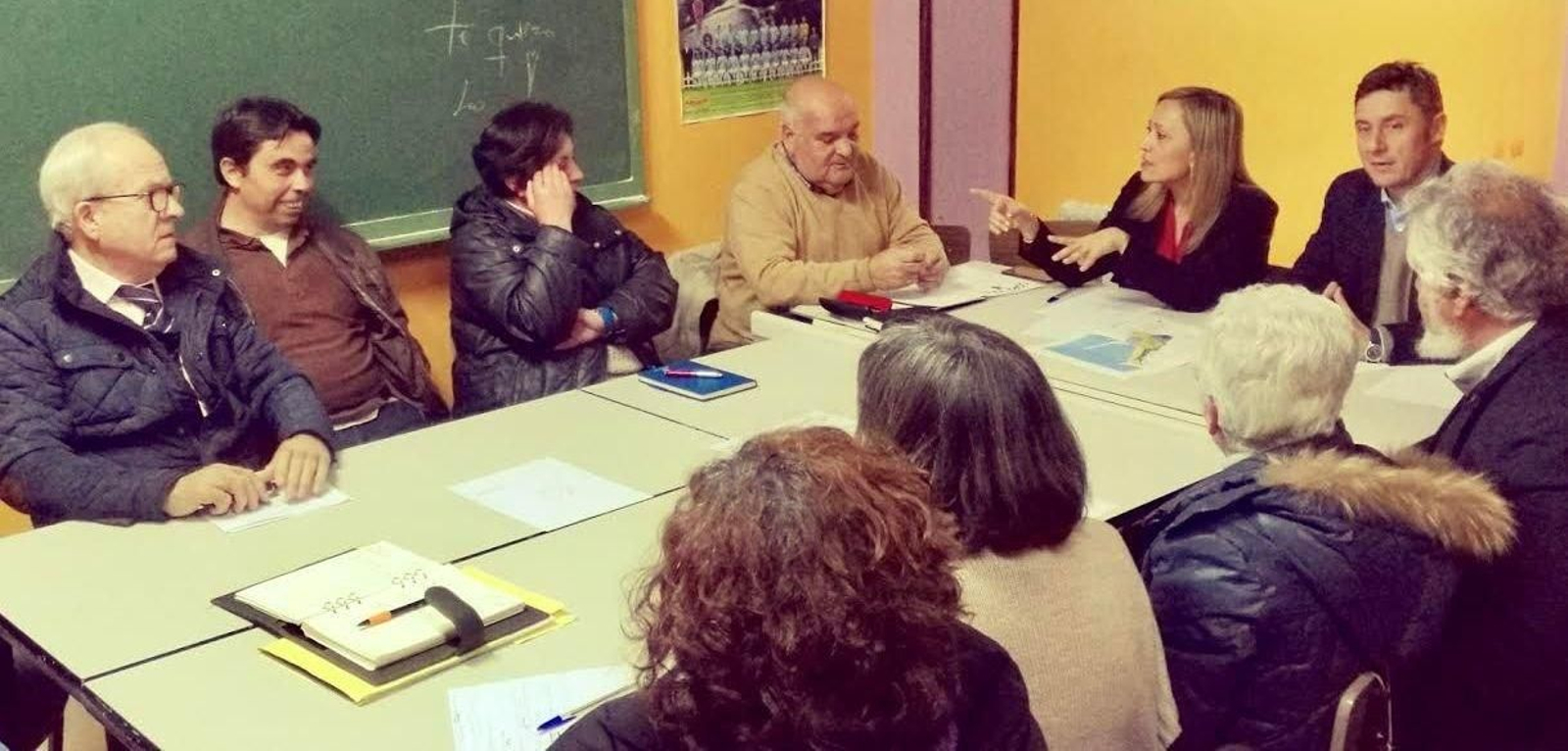 La portavoz del PP, Elena Muñoz, con el edil Fidalgo y representantes vecinales de Teis.