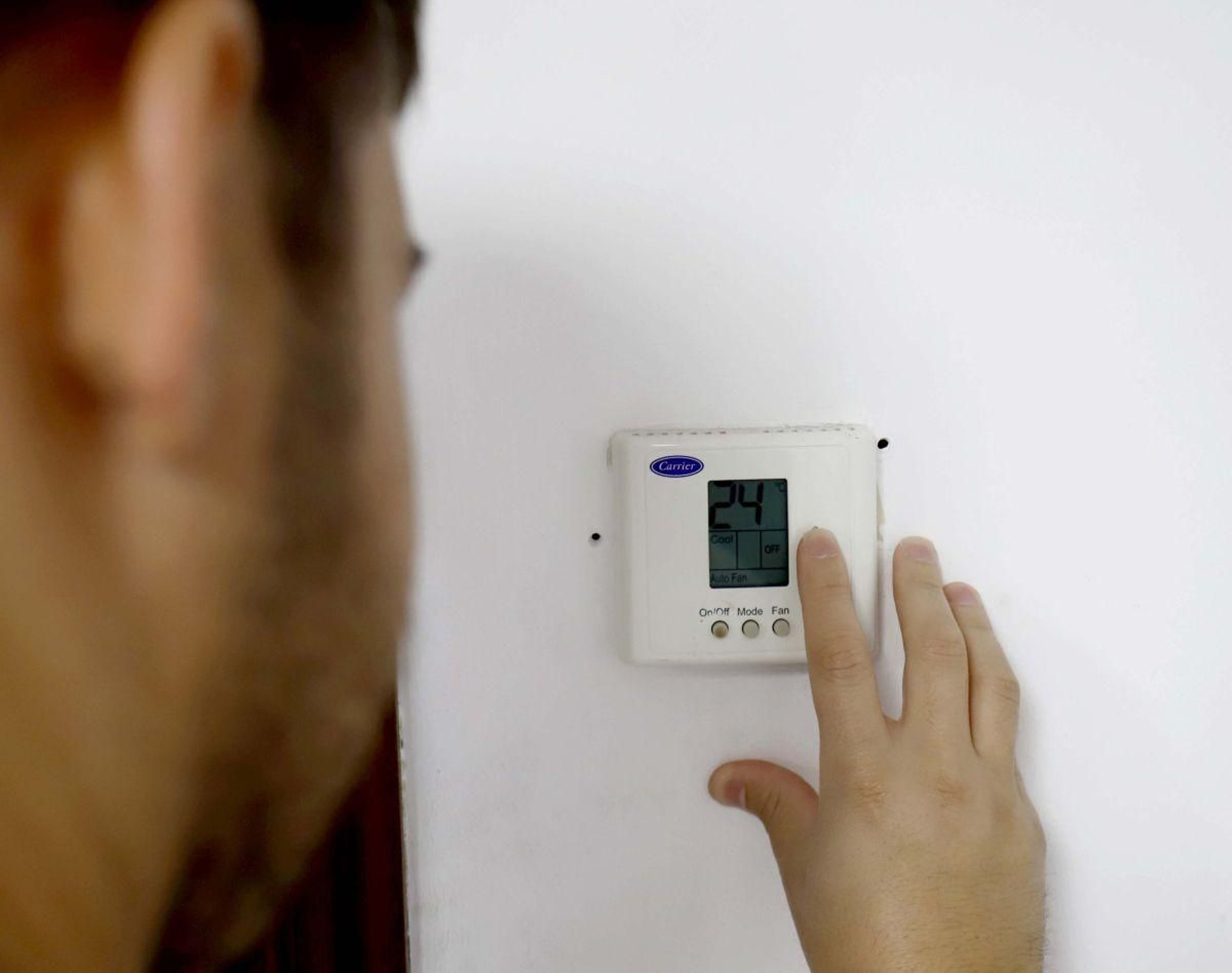 Usuario ajusta la temperatura en su vivienda mediante un termostato