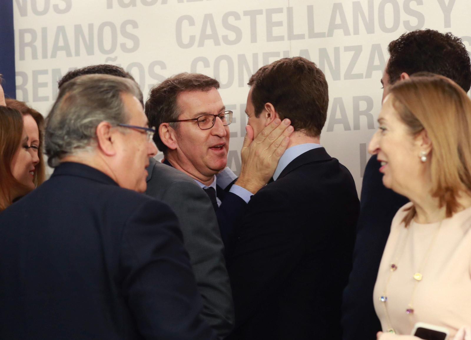 Feijóo y Casado se saludan en la reunión del comité ejecutivo del PP.